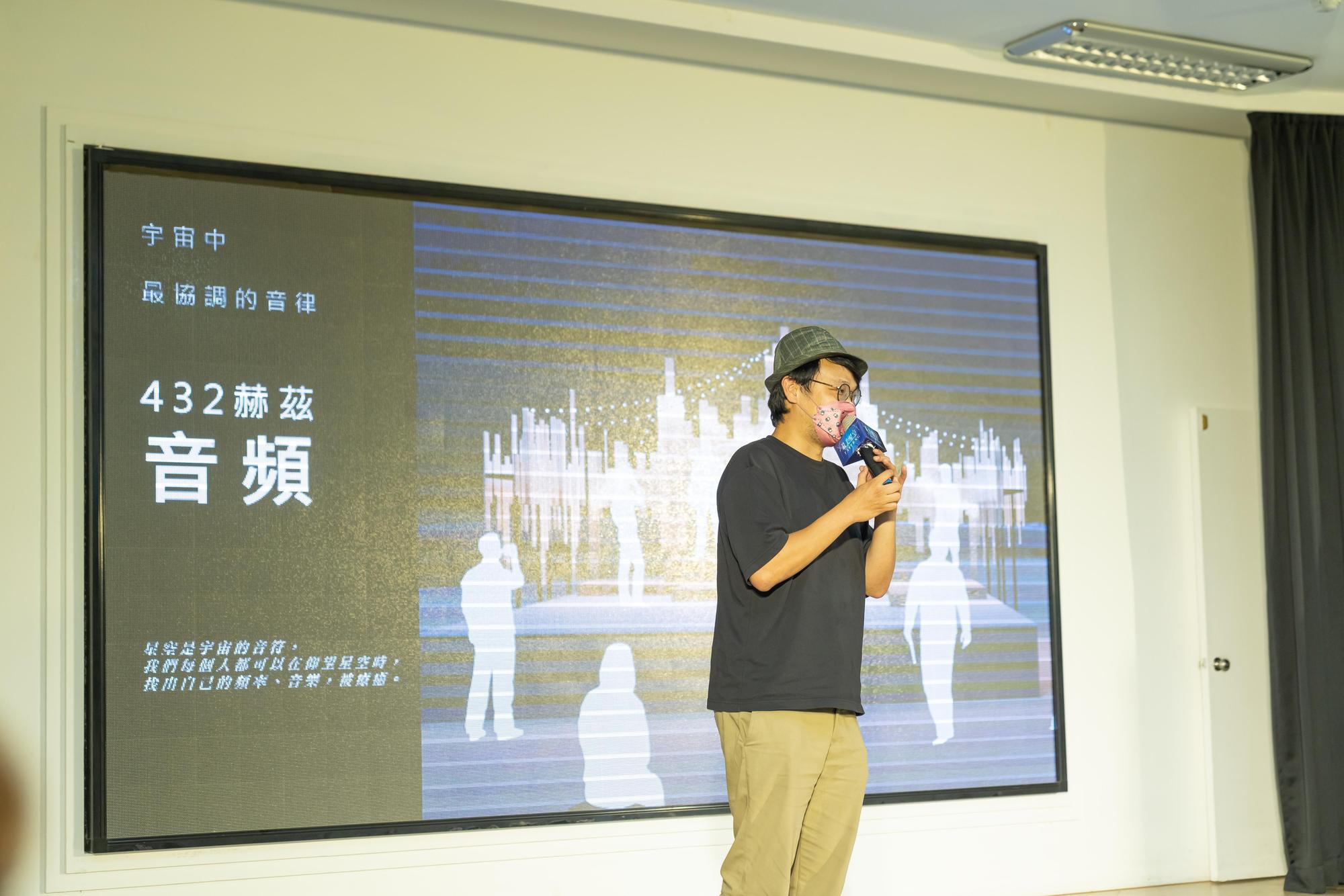 「台灣藝術創意無極限協會」理事長何景揚(Afu)也是國內永續性活動先驅，在許多作品中使用可重複性利用的材料，以此期盼更多人能注意到永續議題。
