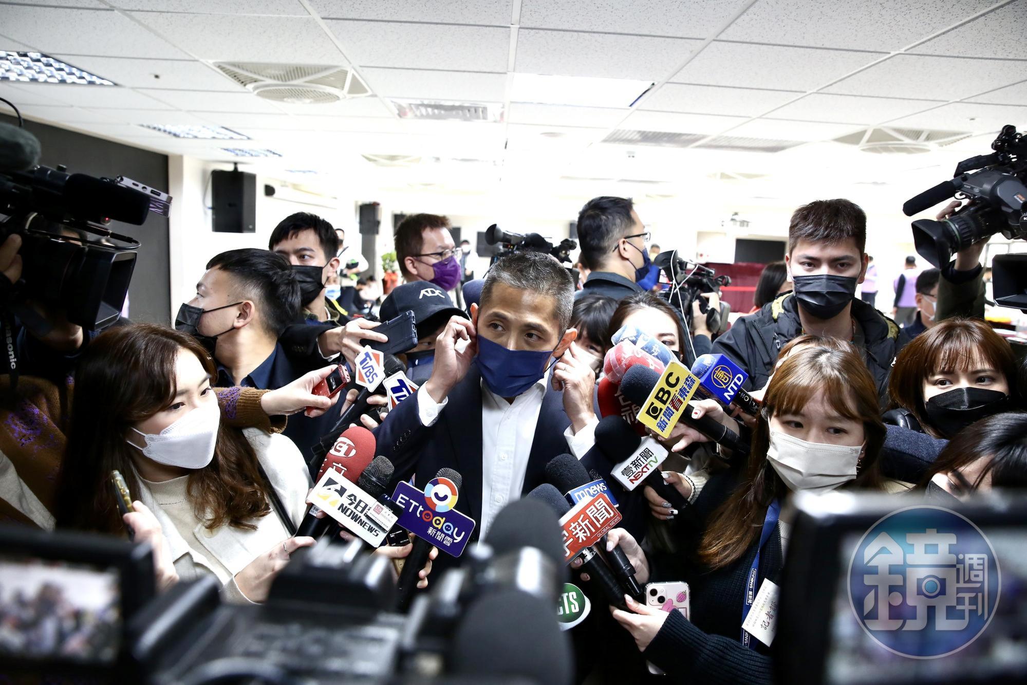 吳怡農今前往抽號次時表示,他主張超徵稅收英先用於還債、紓困。