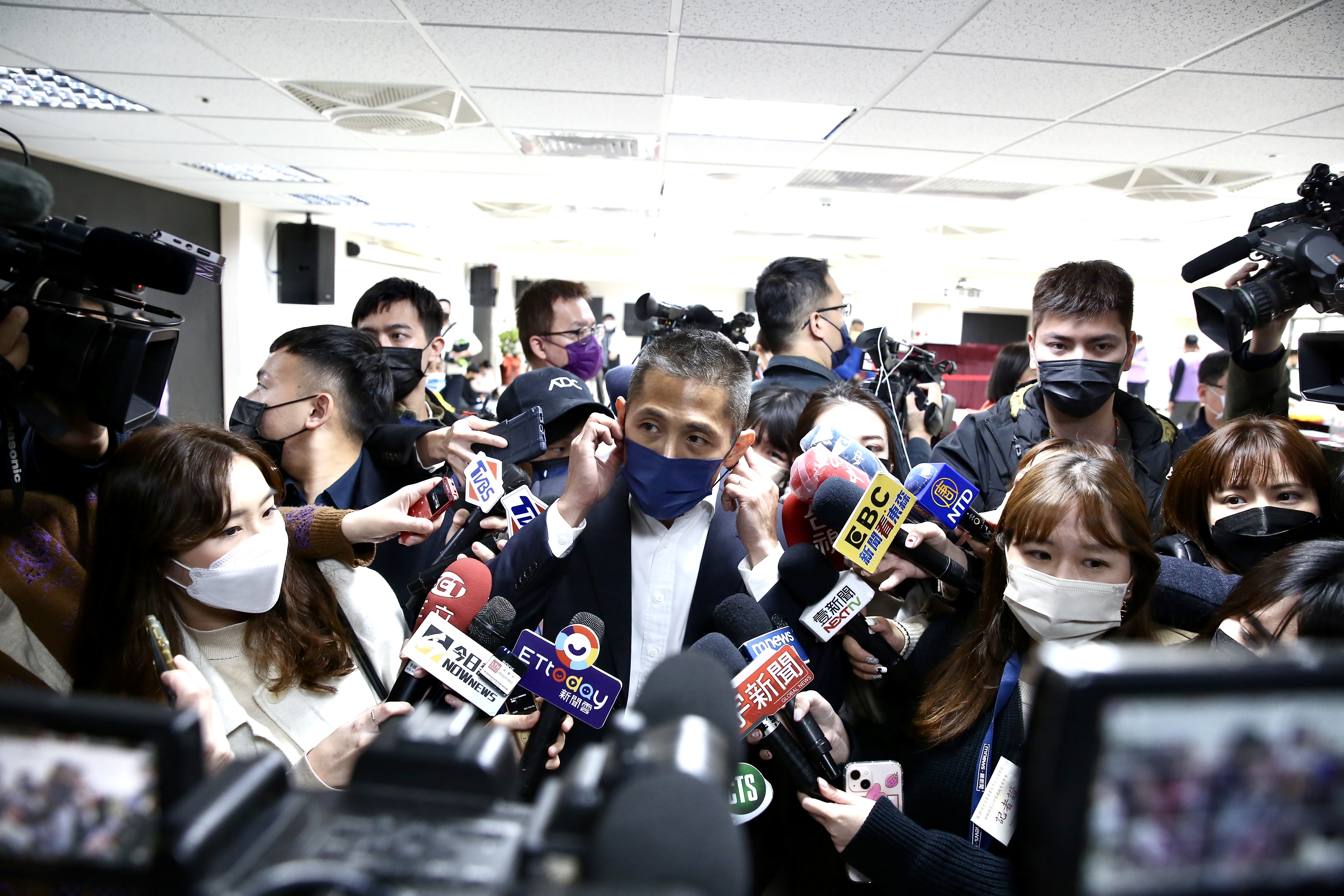 吳怡農今前往抽號次時表示，他主張超徵稅收英先用於還債、紓困。