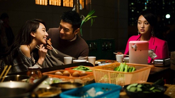 隋棠（左起）、黃曉明與周迅主演的《撒嬌女人最好命》，因一句經典台詞「怎麼可以吃兔兔」爆紅。（翻攝自微博）