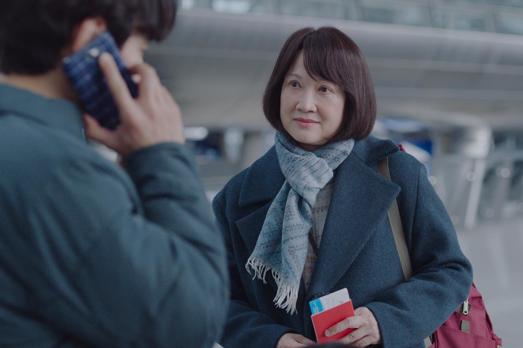 《花路阿朱媽》裡洪慧芳飾演的大媽不僅面對家人的空巢期，旅遊還意外被導遊丟包，但最終仍能找到自我。（采昌）