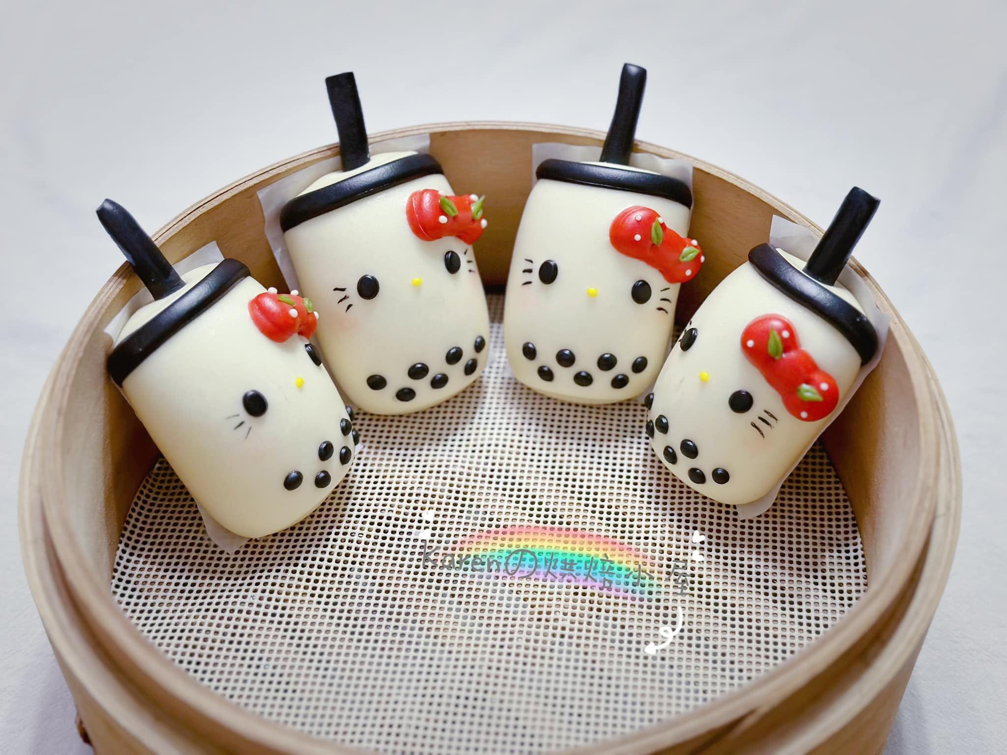 一名網友利用好市販售的麵粉等食材，自製「Kitty珍珠奶茶」造型饅頭。（翻攝臉書社團「Costco好市多 商品經驗老實說」）