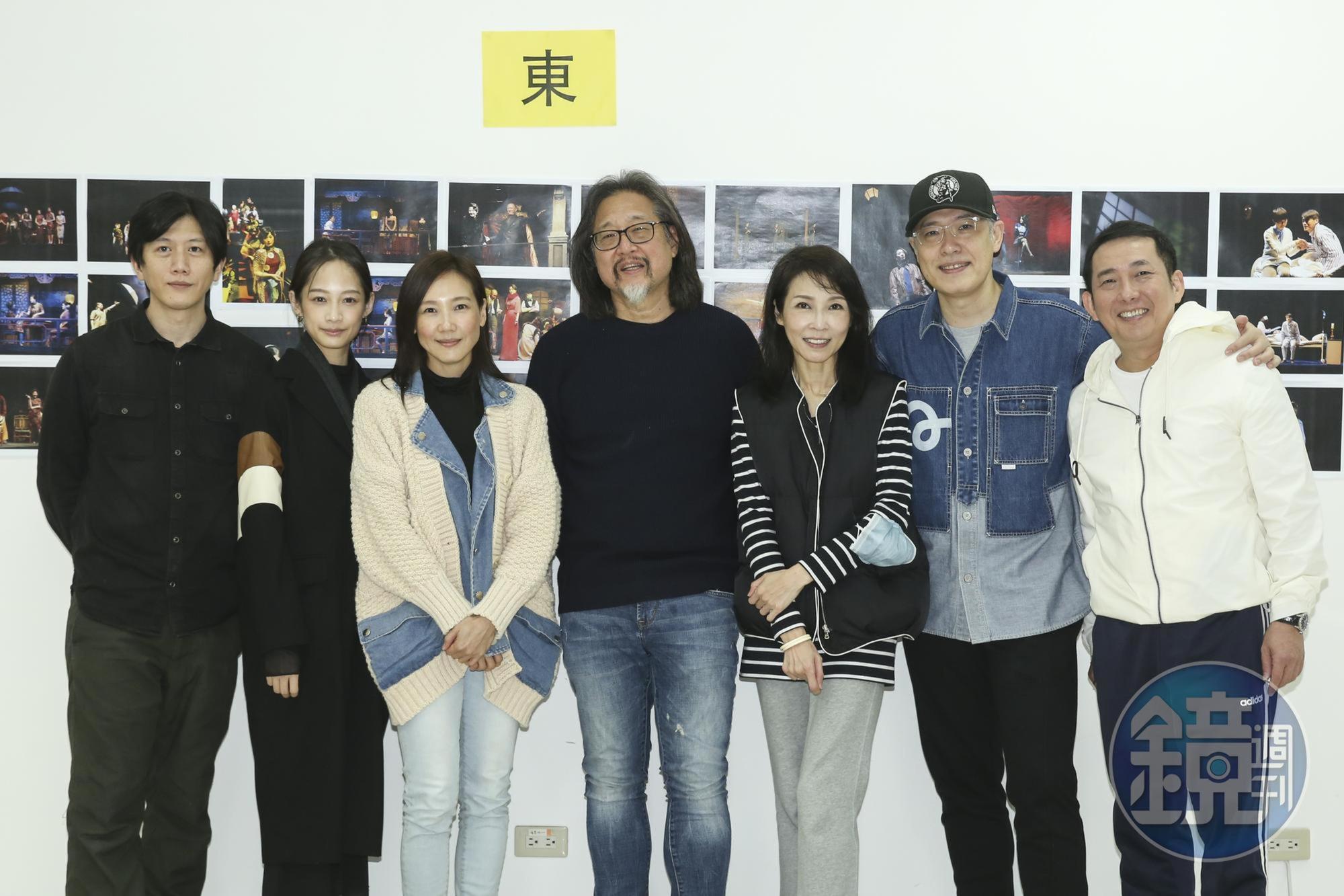 《如夢之夢》今彩排開放媒體拍攝,賴聲川導演(中)率領主演群莫子儀、簡嫚書、張本渝、蕭艾、樊光耀與屈中恆(左至右)和大家問候。