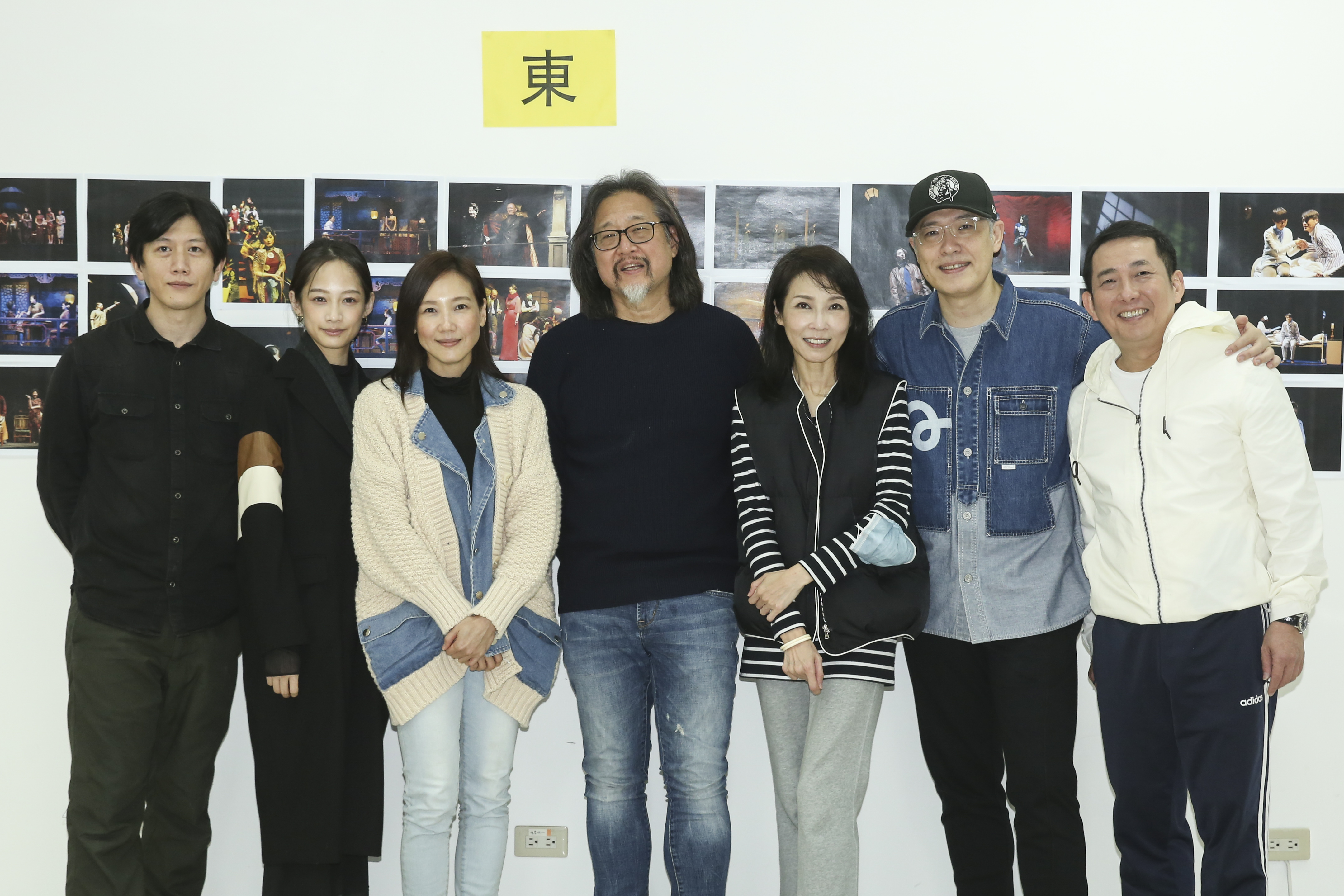 《如夢之夢》今彩排開放媒體拍攝，賴聲川導演（中）率領主演群莫子儀、簡嫚書、張本渝、蕭艾、樊光耀與屈中恆（左至右）和大家問候。