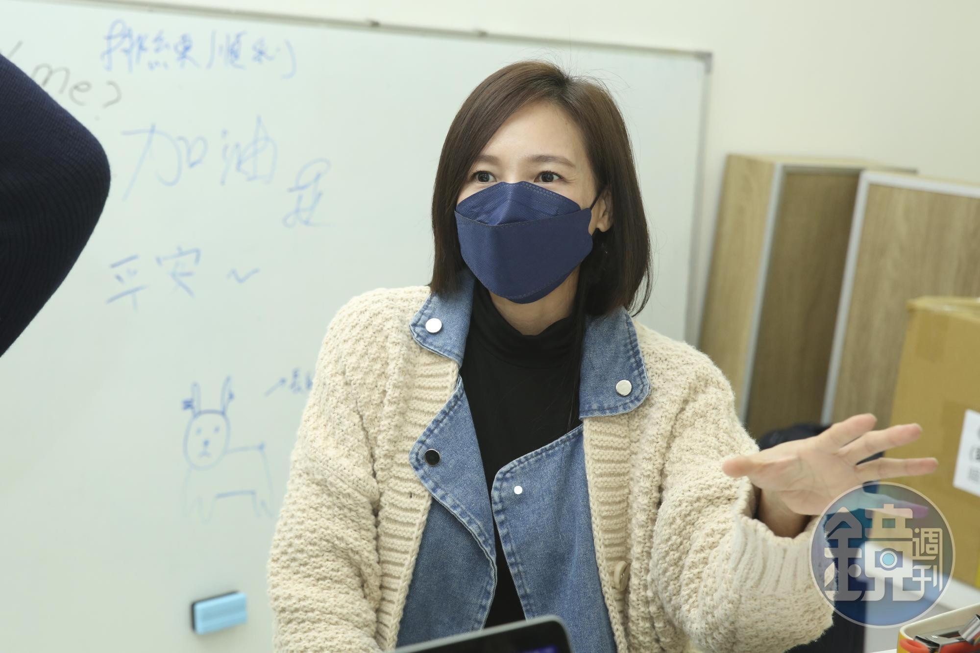 張本渝表示為了讓老中青三位顧香蘭有相同感覺,她們都刻意使用左手來連貫一致性。