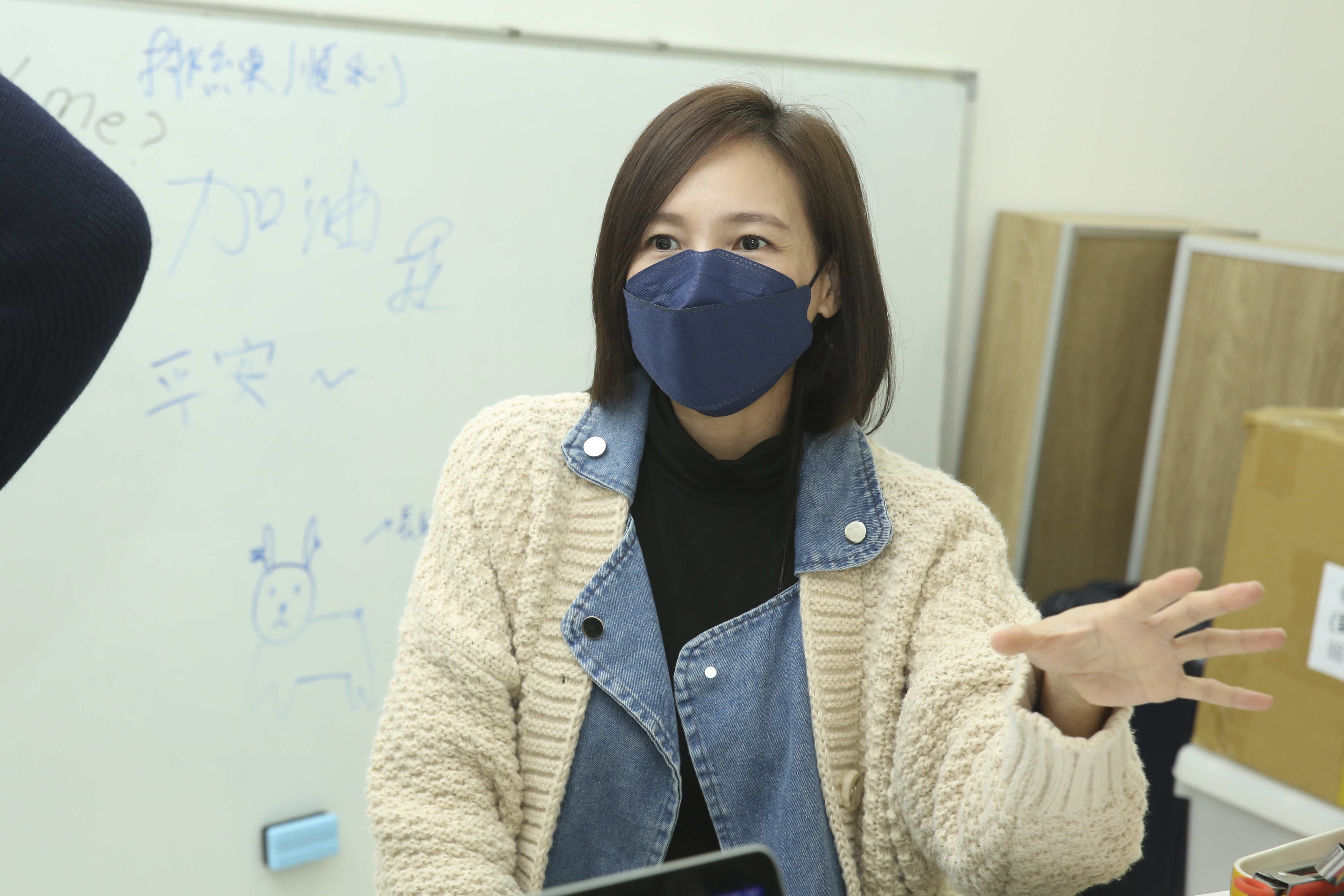 張本渝表示為了讓老中青三位顧香蘭有相同感覺，她們都刻意使用左手來連貫一致性。