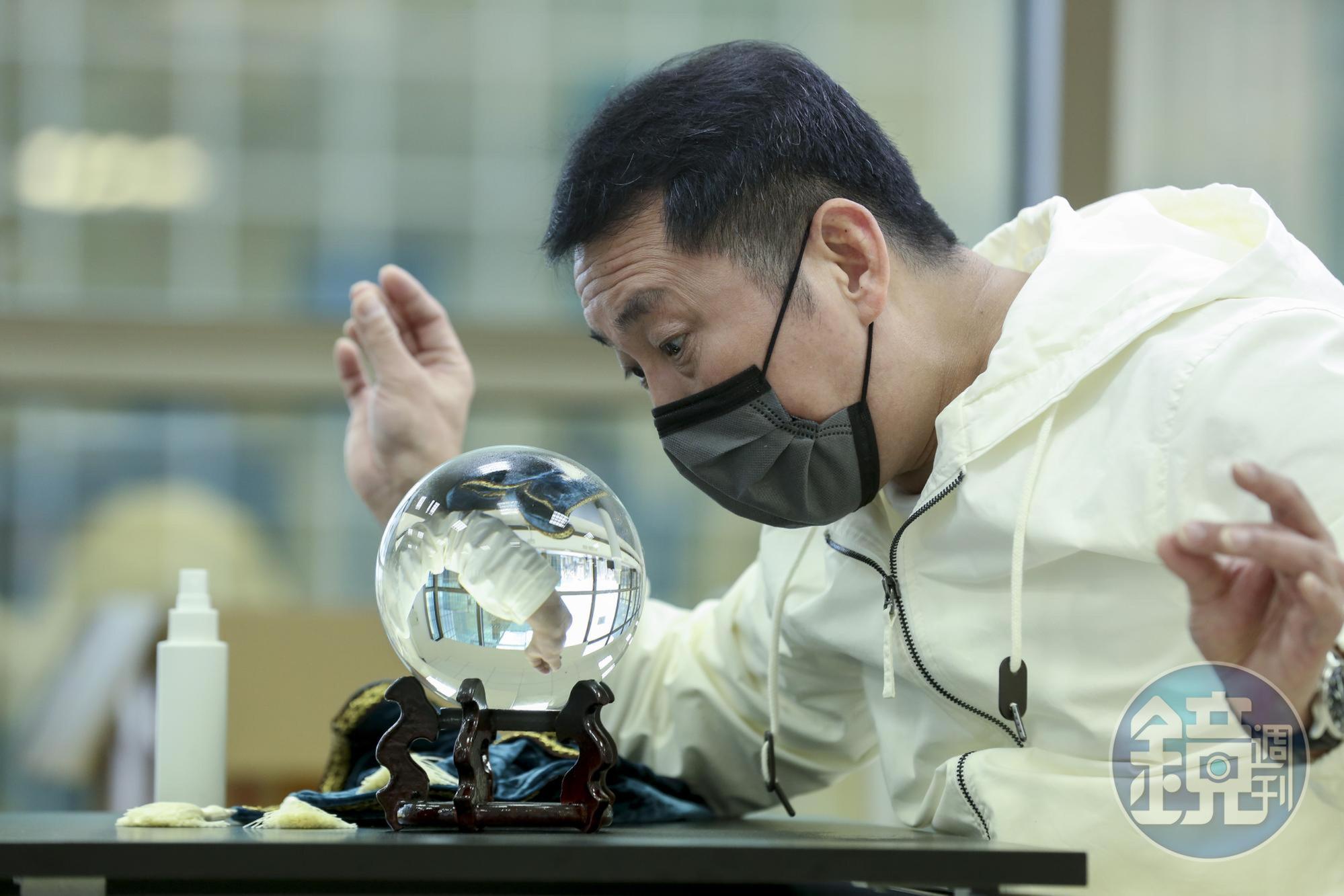 屈中恆近期舞台劇滿檔,除了《如夢之夢》,還有《淡水小鎮》與《京戲啟示錄》。