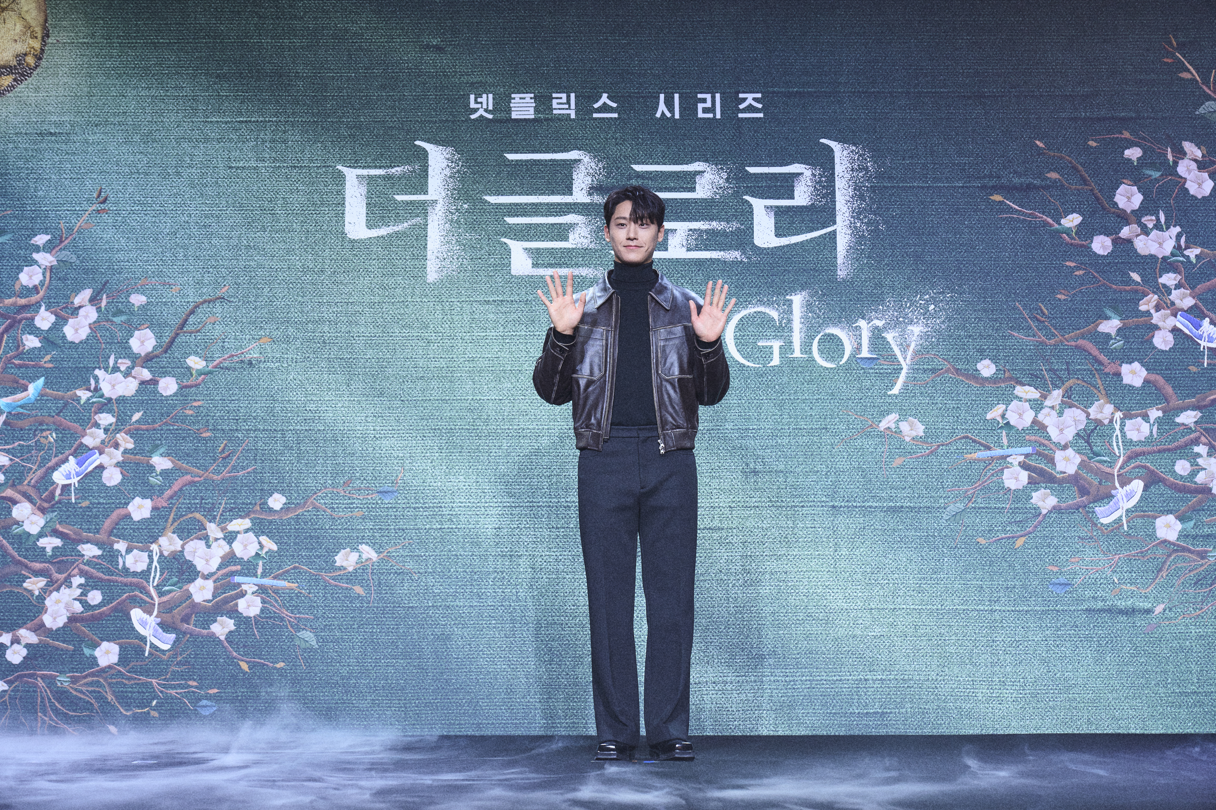 一個人住的李到晛為了練習角色會找家裡狗狗「對演」。（Netflix提供）