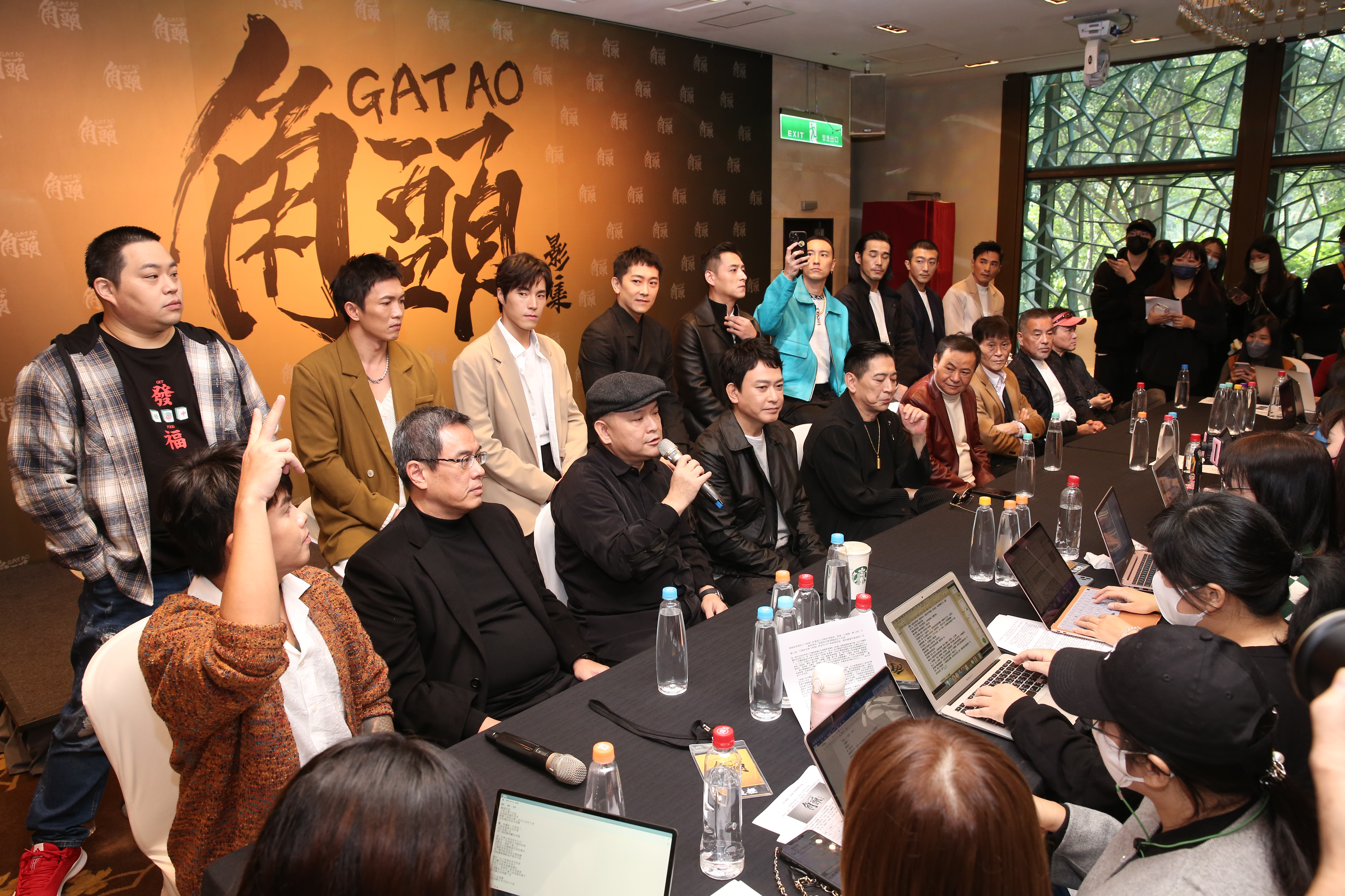 黃尚禾和是元介受訪時位置被安排老遠。