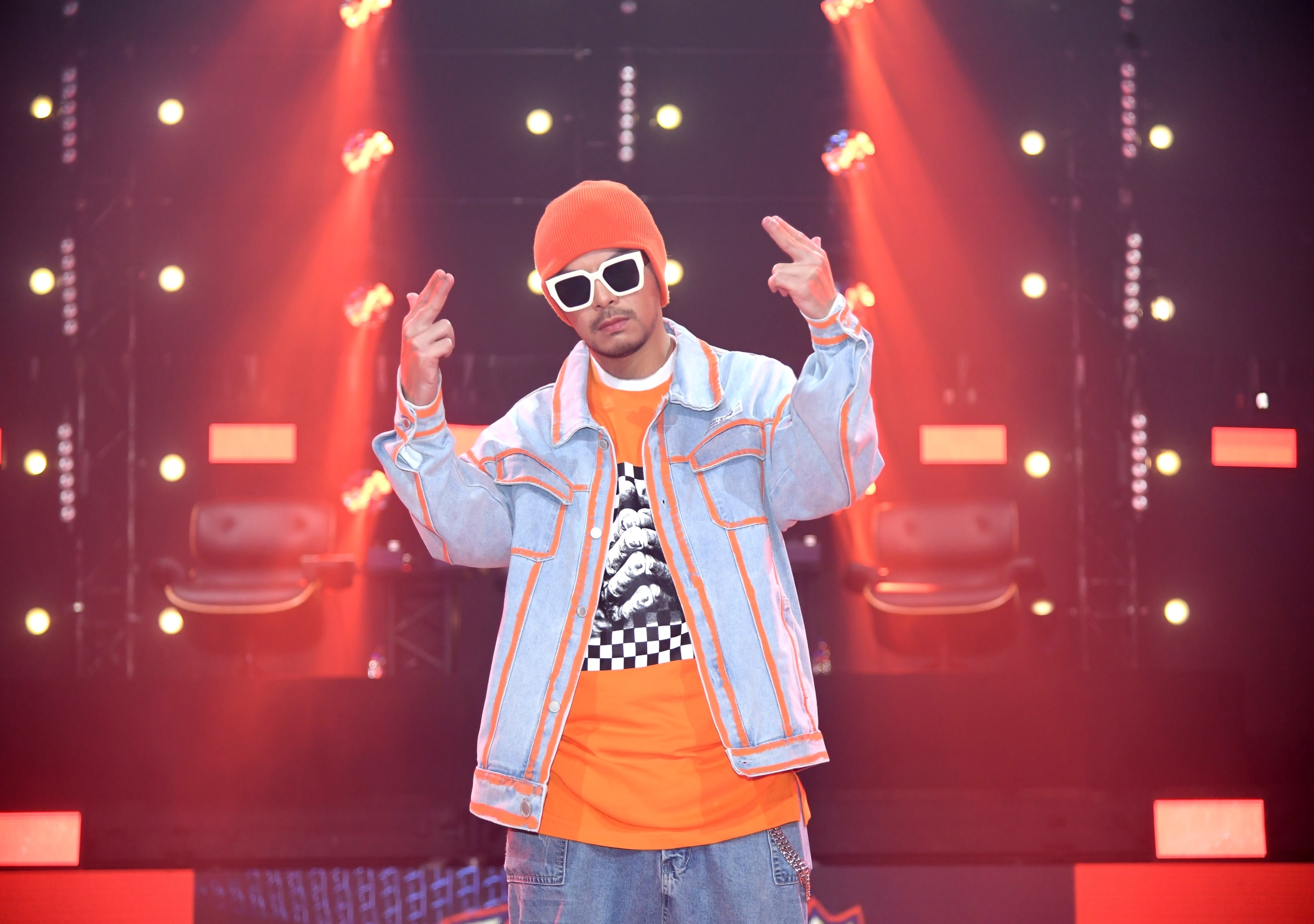 黃明志受邀擔任《大嘻哈時代》客座賽評。（三立提供）