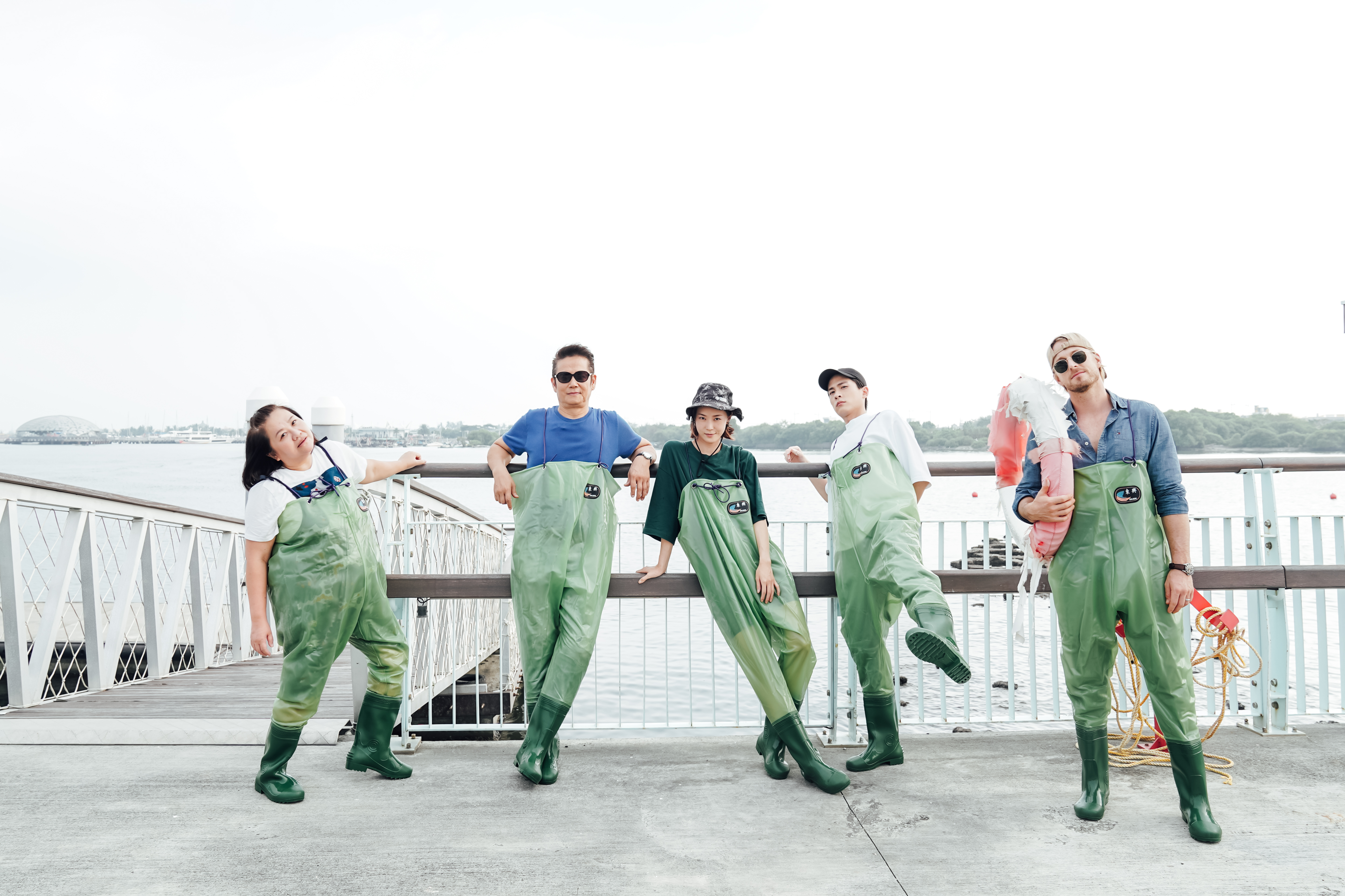 鍾欣凌（左起）、徐乃麟、鍾瑶、石知田、法比歐到屏東出外景。（東森提供）