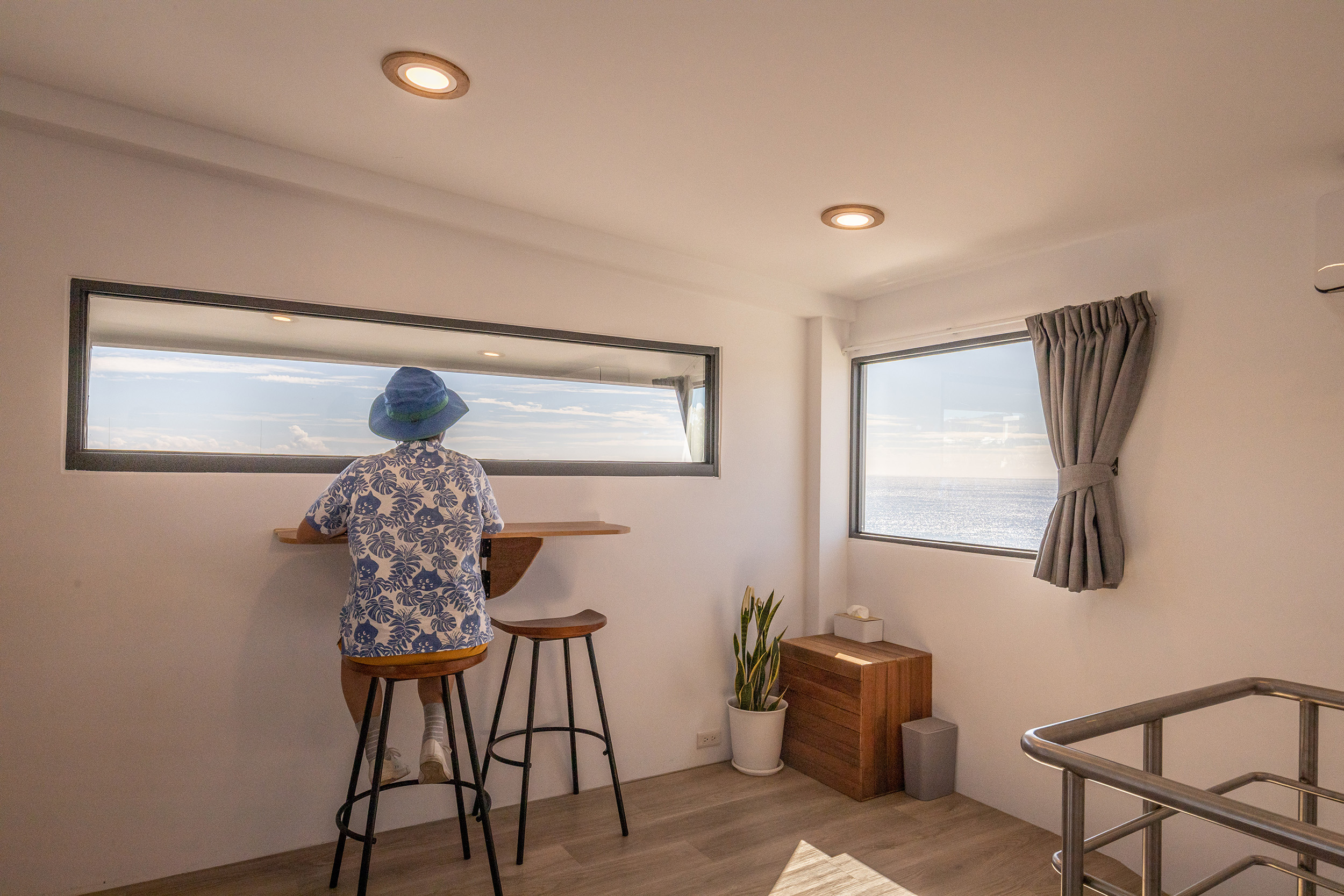 「窩厝」民宿的「海景樓中樓2+1房」，在2樓窗邊特別打造一張吧台桌，可以一邊欣賞海景，一邊閱讀、工作或是喝杯咖啡。