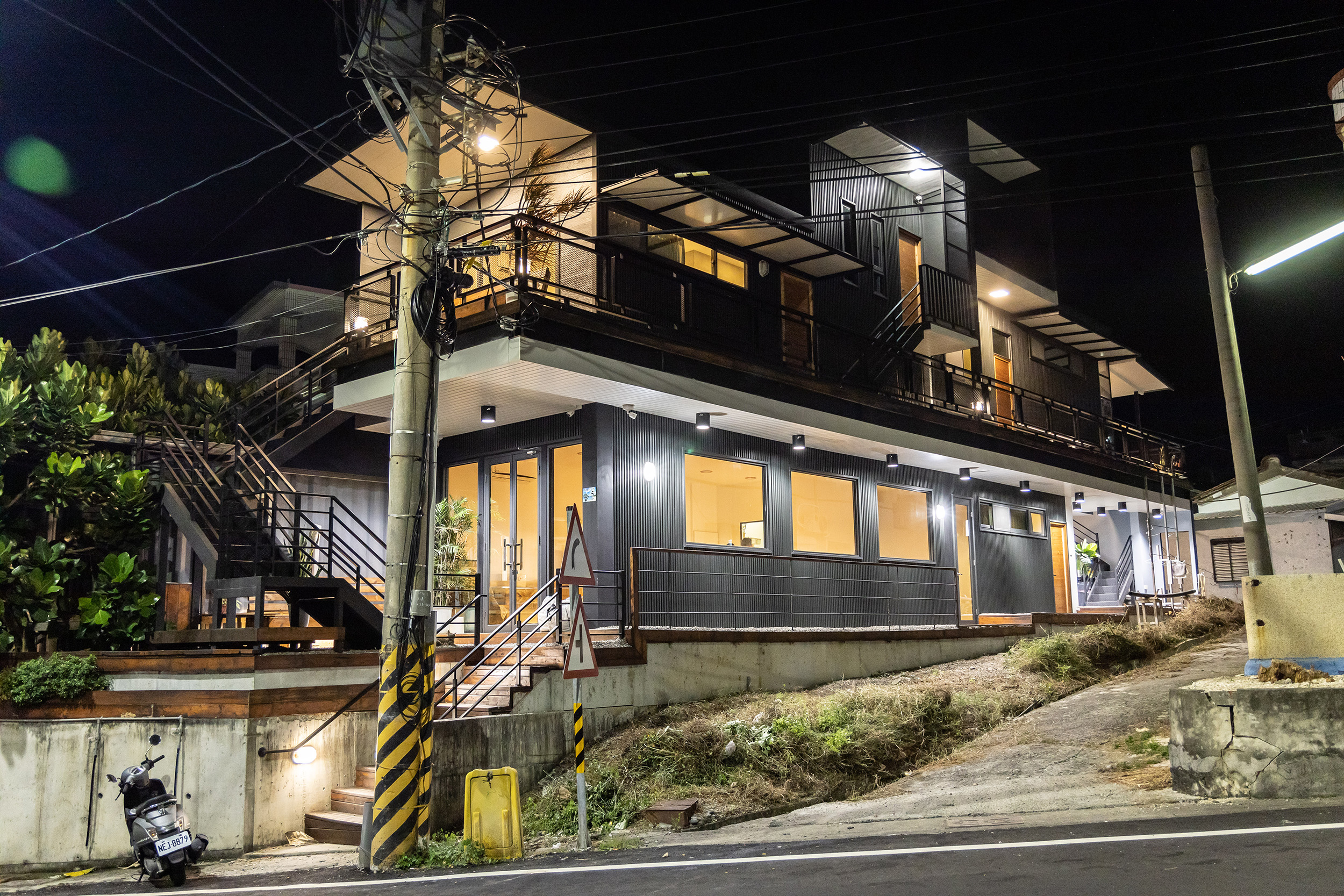 「窩厝」位於小琉球最南端,是小龍經營的第二間民宿。