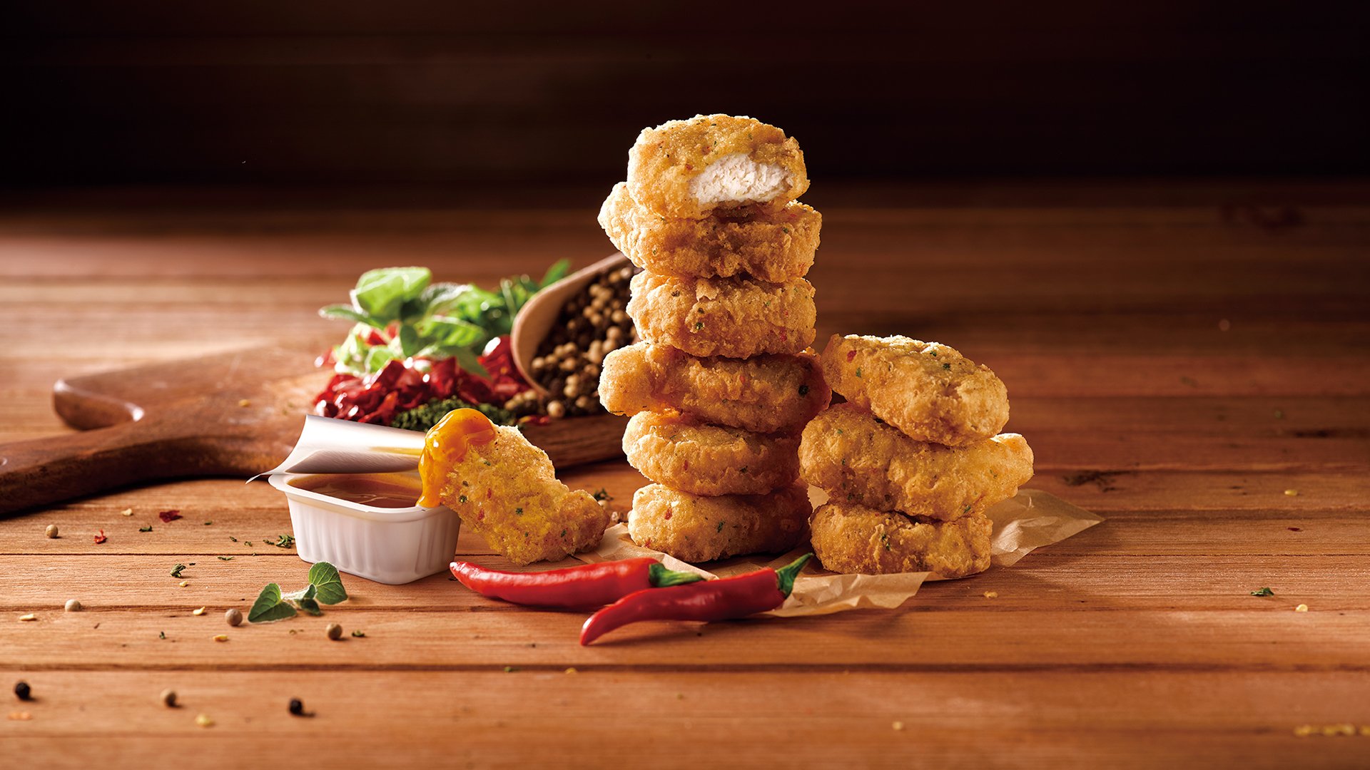 「辣味麥克鷄塊」，外層裹上來自印度的Teja辣椒碎片及巴西利葉，鷄肉則加入辣椒、白胡椒等辛辣料，充滿層次的辣感，滿足愛吃辣的你！