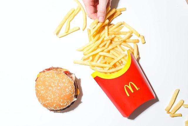 連鎖速食業者麥當勞近期喊漲,不過麥當勞其實有一款超便宜漢堡,只要跟店員說出點餐密碼,就能買到30元漢堡。(示意圖,Pexels)