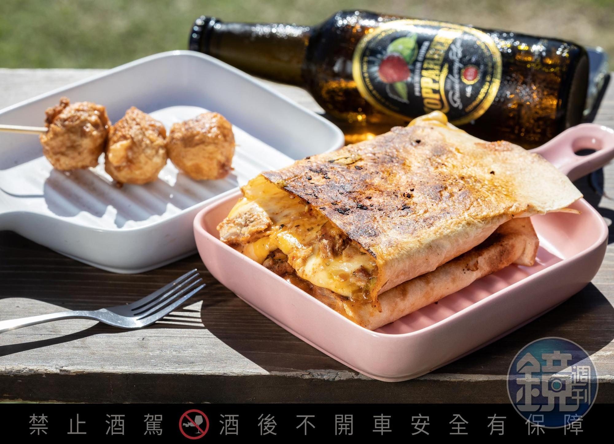 小琉球「My Roll賣肉」專賣充滿異國風味的土耳其烤餅，「帕瑪森雞肉烤餅」能吃到濃郁起司與脆口餅皮，套餐還可搭配飲品與花枝丸。（305元／份）