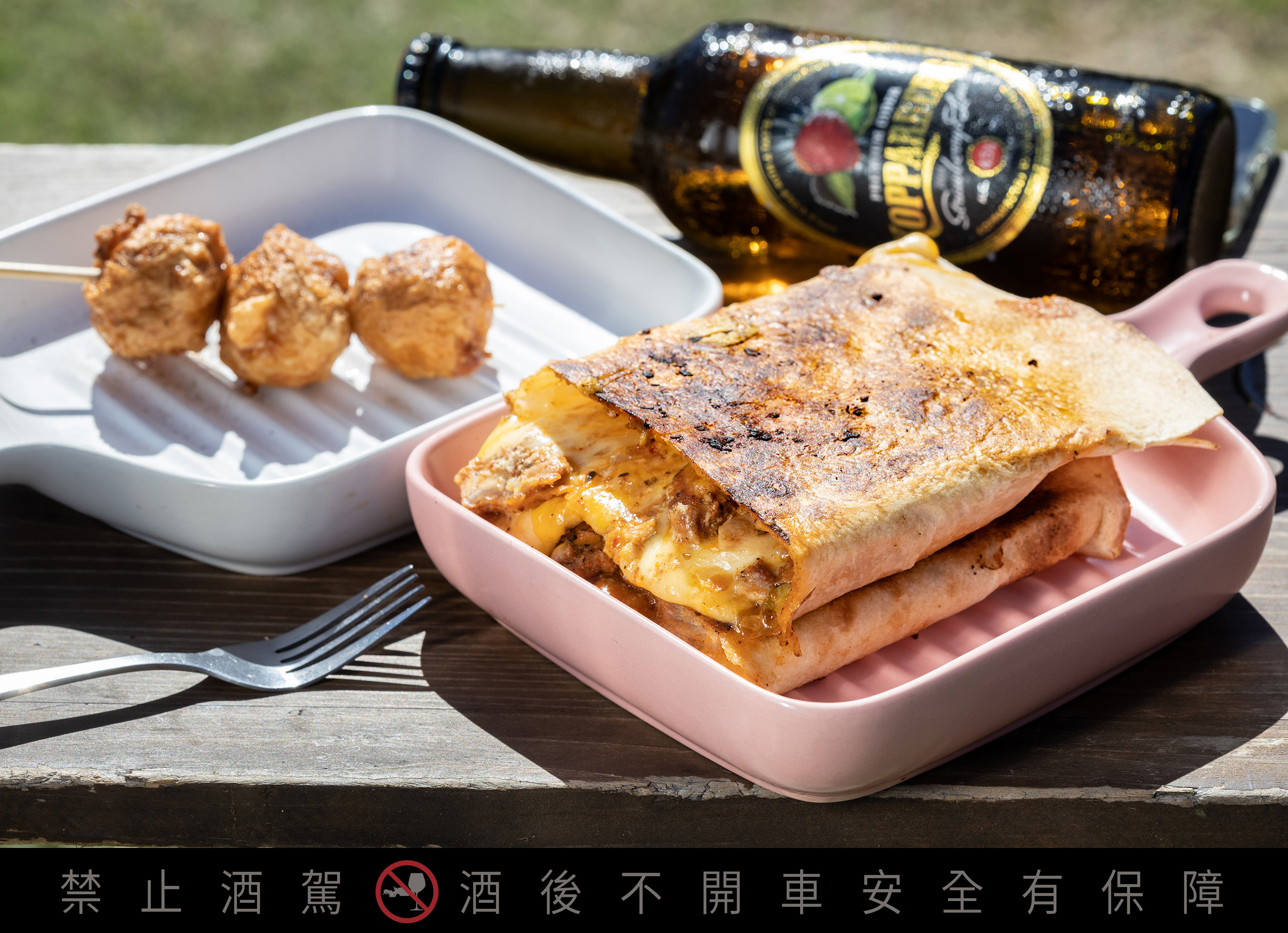 小琉球「My Roll賣肉」專賣充滿異國風味的土耳其烤餅，「帕瑪森雞肉烤餅」能吃到濃郁起司與脆口餅皮，套餐還可搭配飲品與花枝丸。（305元／份）
