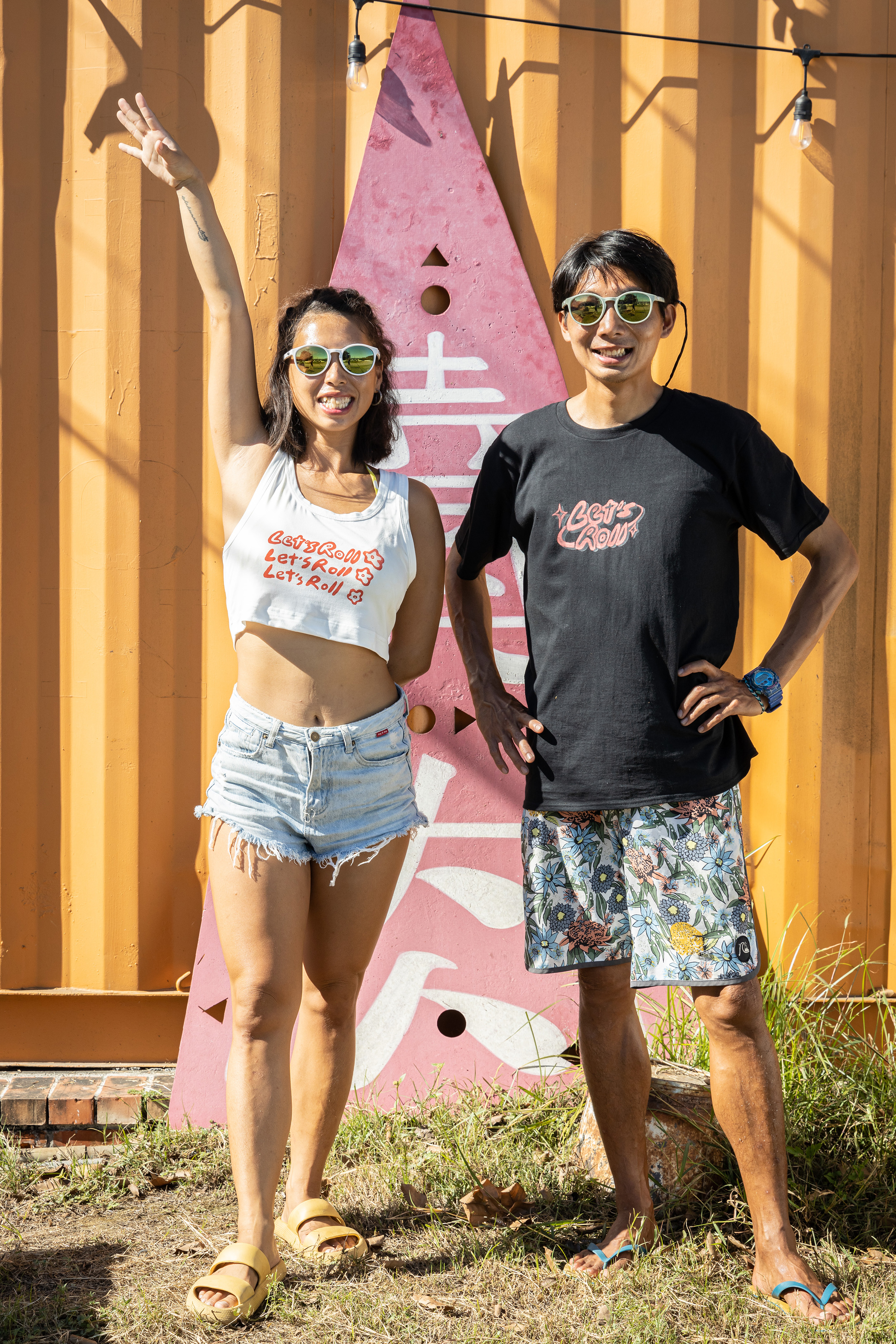 巫娜（左 ）與維哲（右 ）因熱愛水上活動，兩人相約移居小琉球，合夥經營土耳其捲餅店。