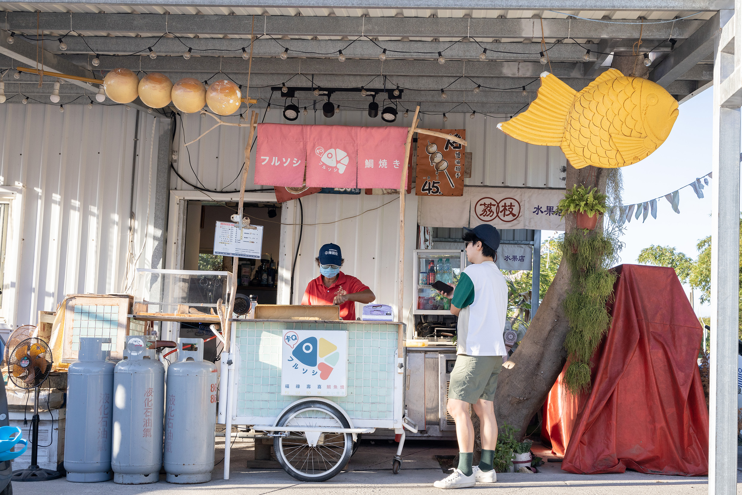 「荔枝水果店鯛魚燒」是島上的熱門小吃。