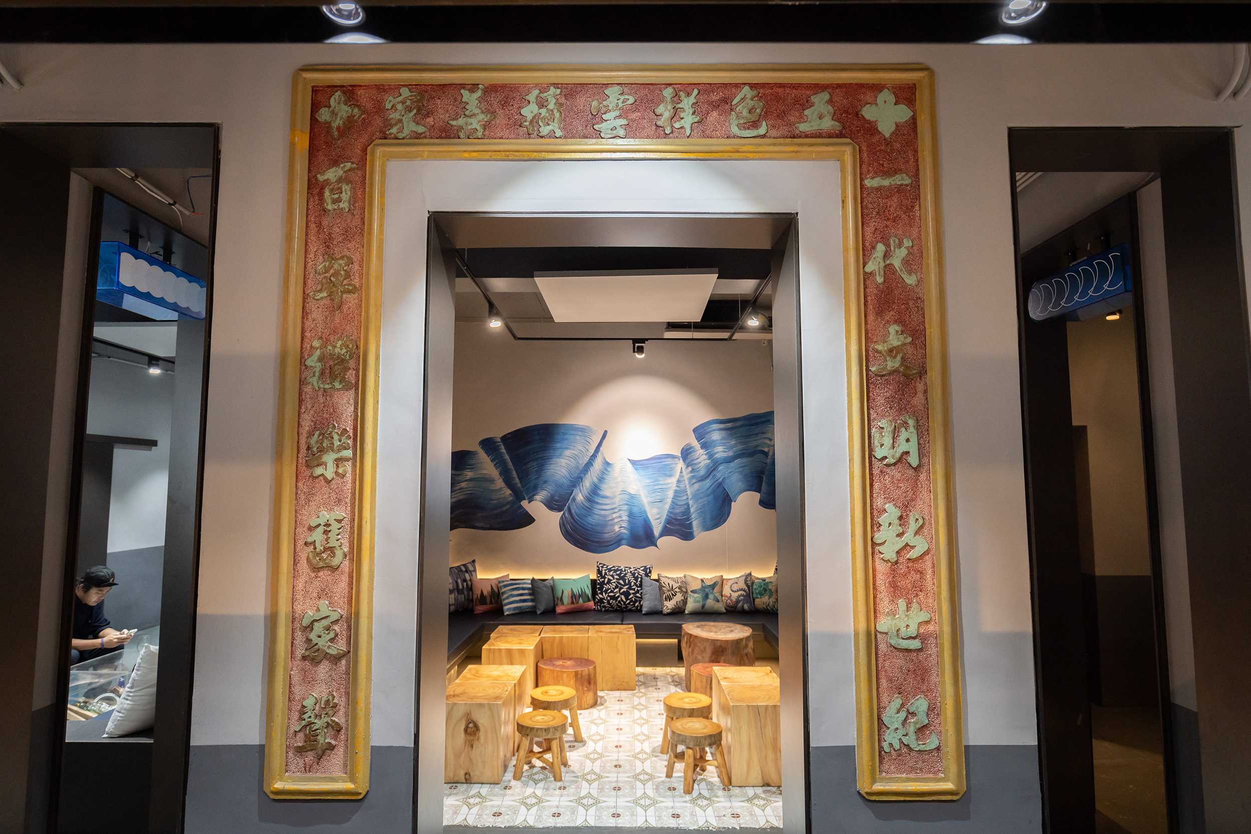 「After Journey」的吧台後方，保留了原本古厝門柱上的對聯。
