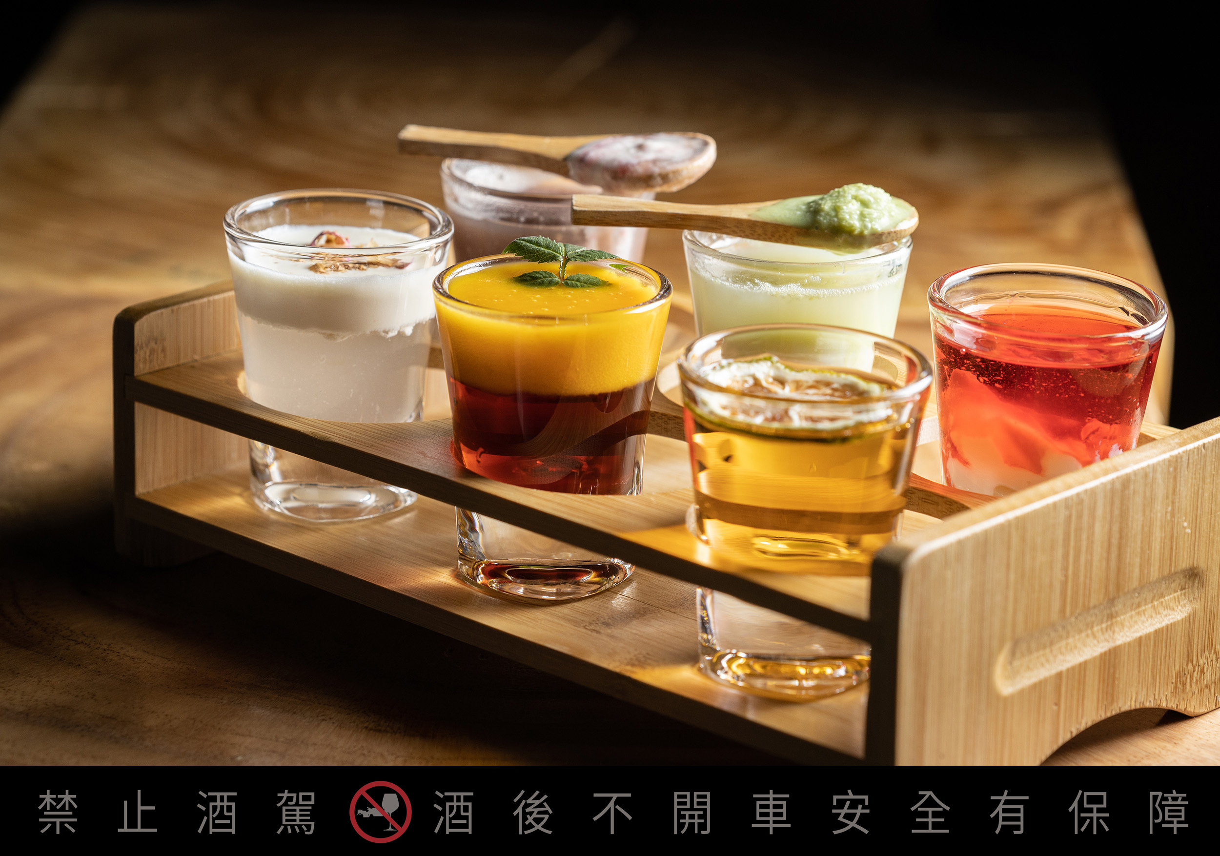 店長推薦的Shot調酒「荔枝牛奶湖」（前排左起 ）「伯爵避暑山莊」「你要不要吃哈密瓜」，「小日子過的挺舒適」（後排左起 ）「白色森林」「舌頭要伸出來」。（皆150元／杯 ）