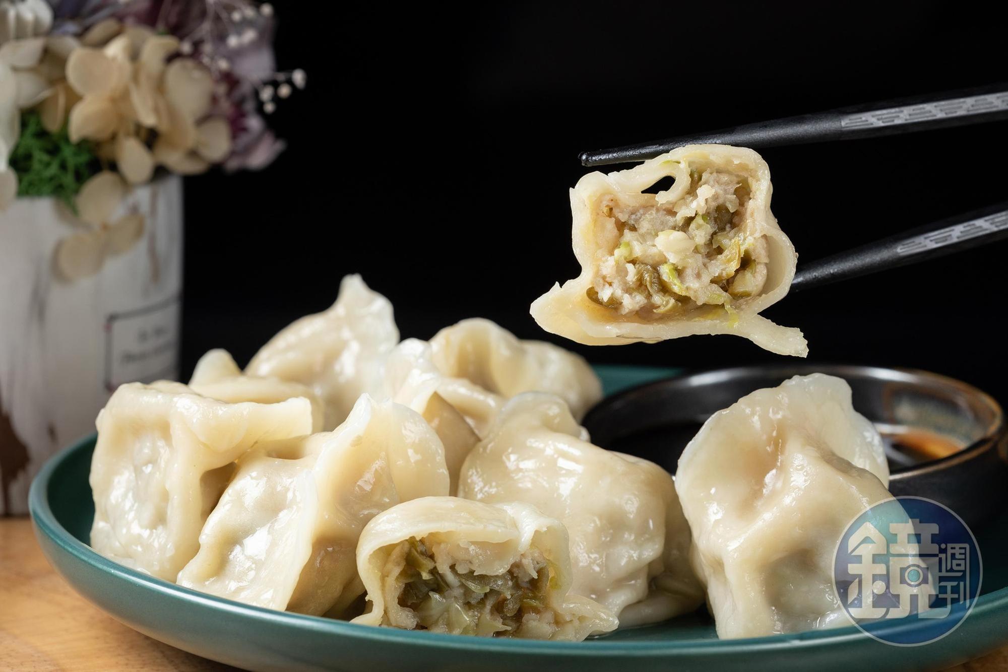 「剝皮辣椒」水餃的微辣滋味成為酒吧最受歡迎的下酒菜。（190元／份 ）
