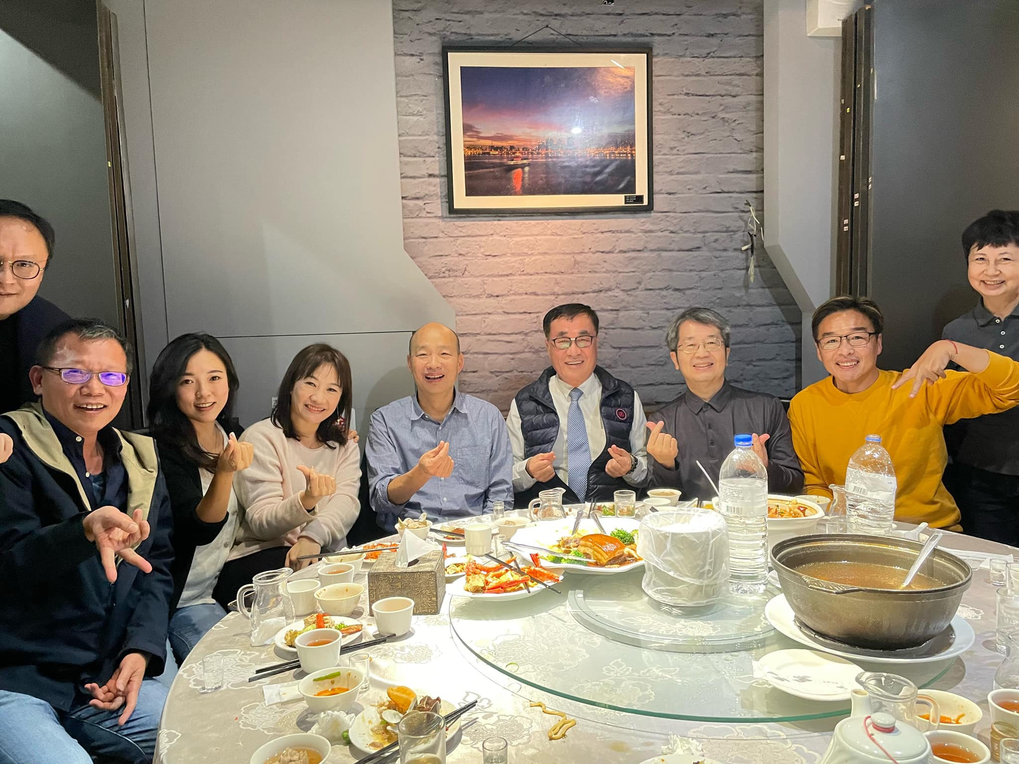 前高雄市長韓國瑜團隊睽違2年再次合體。（翻攝自王淺秋臉書）