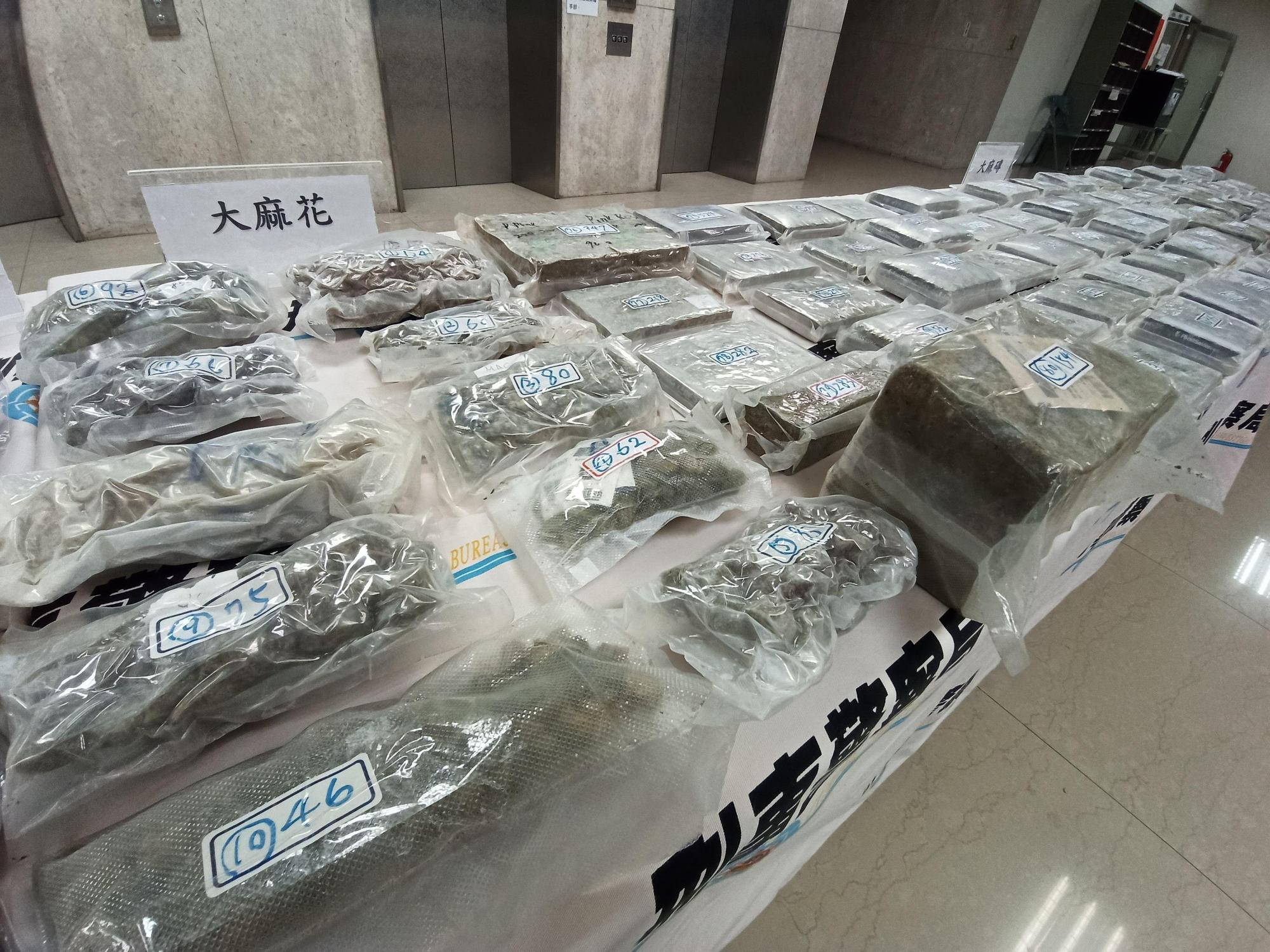 警方查扣走私進口的大批制式長短槍。（刑事局提供）