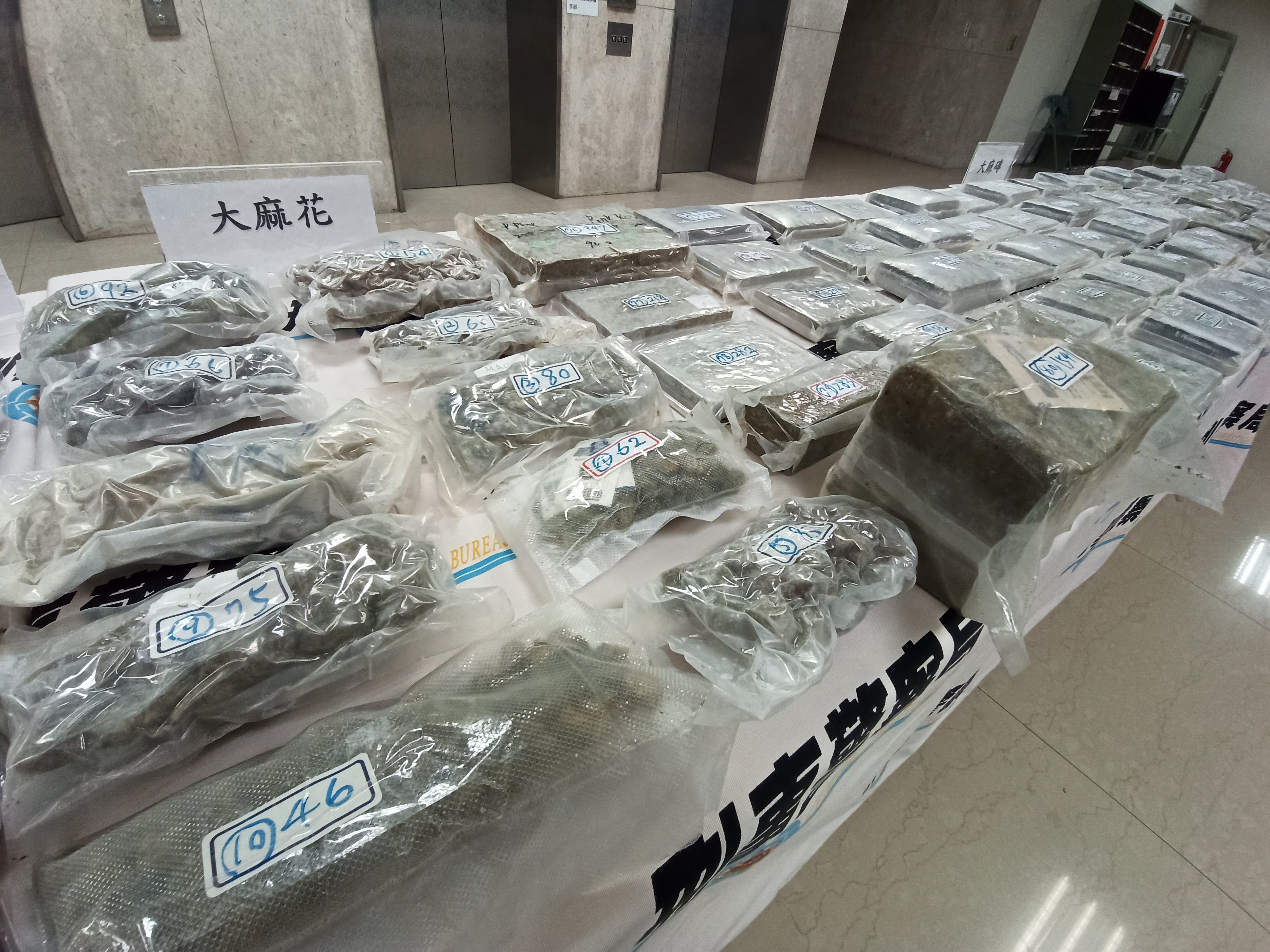 警方查扣走私進口的大批制式長短槍。（刑事局提供）