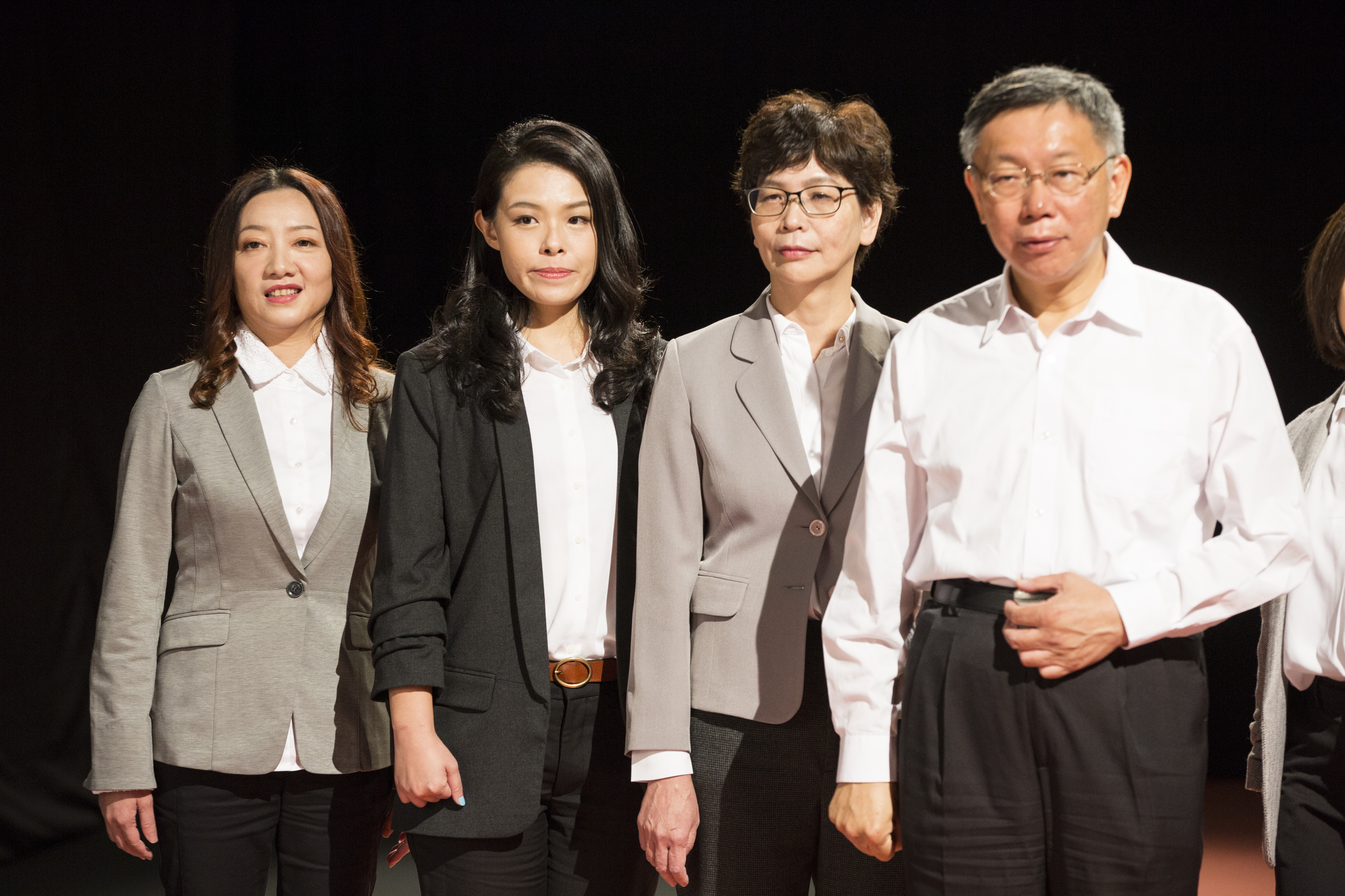 陳琬惠（左）當年與同為民眾黨不分區的女性提名人高虹安、蔡壁如，及黨主席柯文哲合體拍攝宣傳片。（本刊資料照）