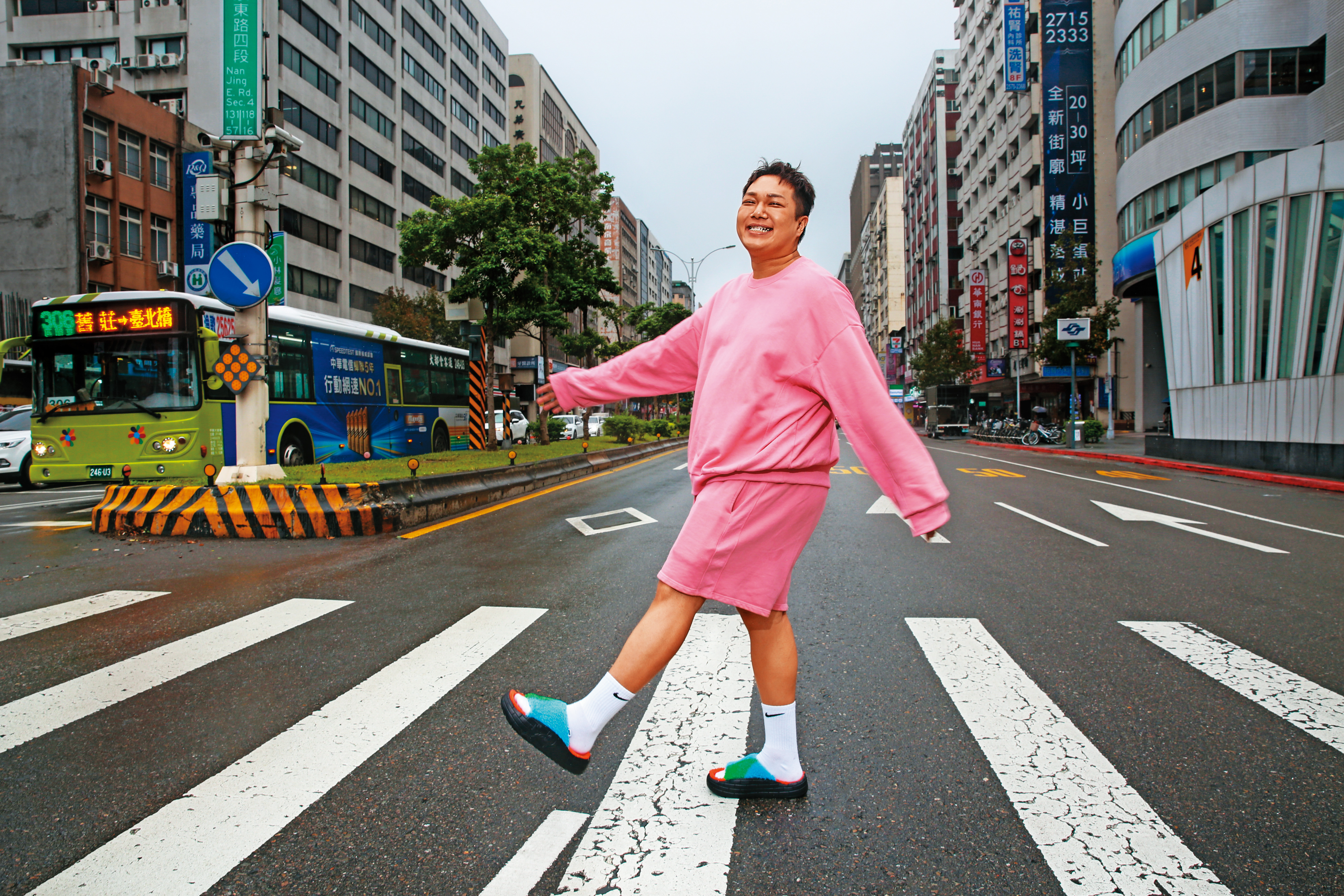 手握2房的關關笑稱，擁有房產可以激勵他賺錢，而看房已成他的休閒嗜好。