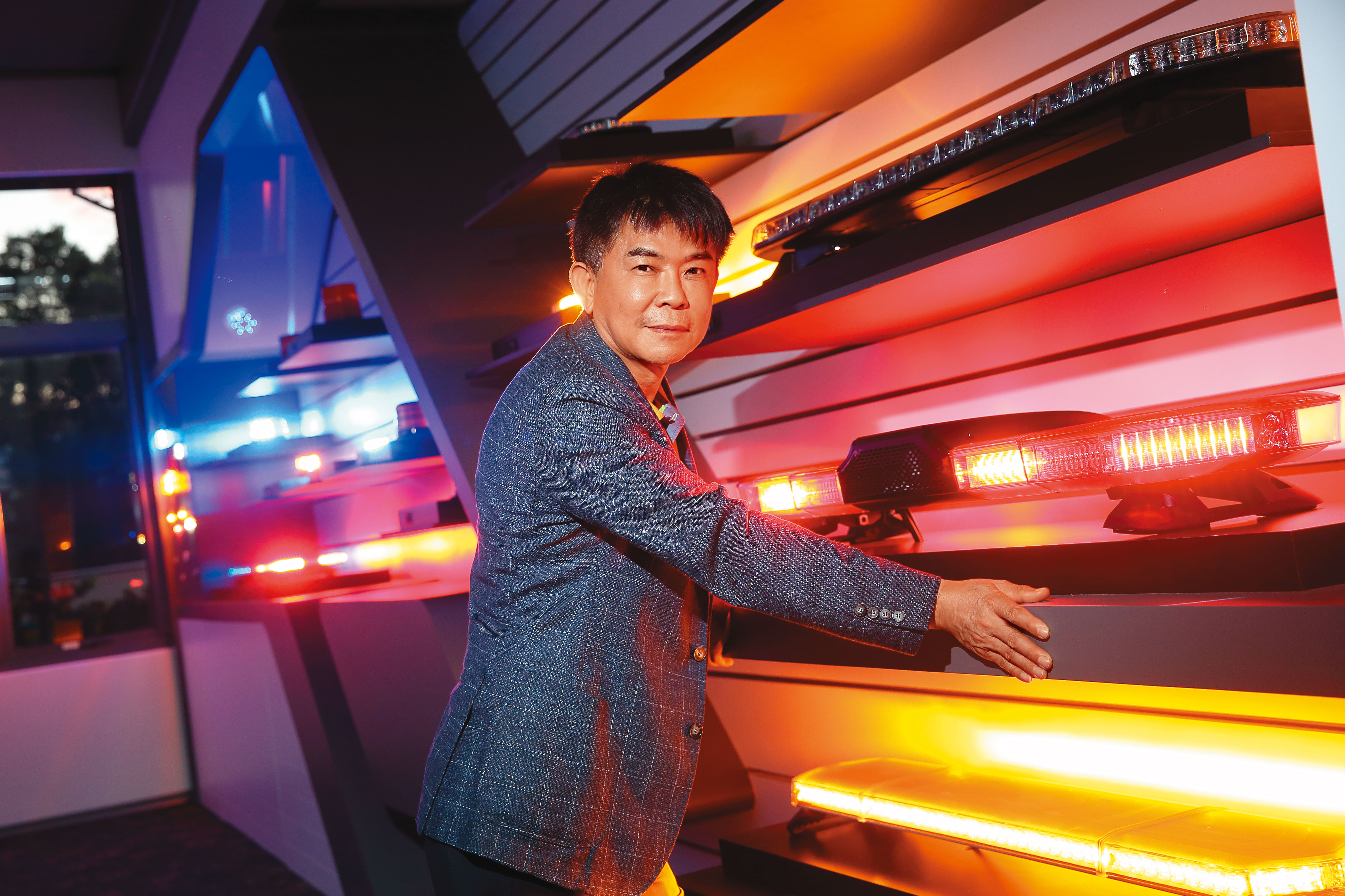 陳正忠33年前創立巨輪興業，設計製造警示燈，從內銷起家，後切入歐美外銷市場，尤其擅長高功率LED警示燈，年營收達10億元。