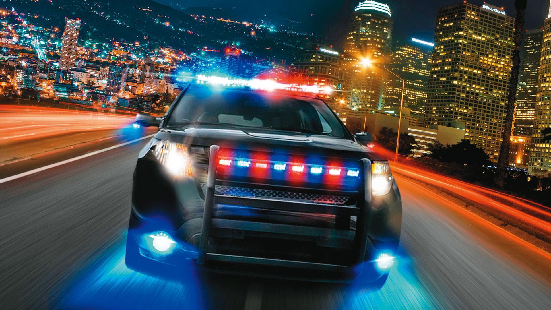 2004年獨家開發高功率LED雙色模組警示燈，可讓燈具自由切換紅、藍光的模組，引領全球潮流，打入美國市場。（翻攝巨輪官網）