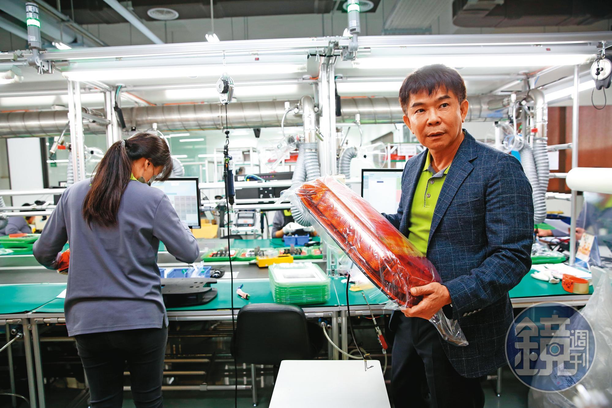 警示燈屬於封閉市場，各國安全法規皆不同，進入門檻高，陳正忠和歐美大型通路商合作緊密，發揮自家設計生產專長，產品外銷全球60國。