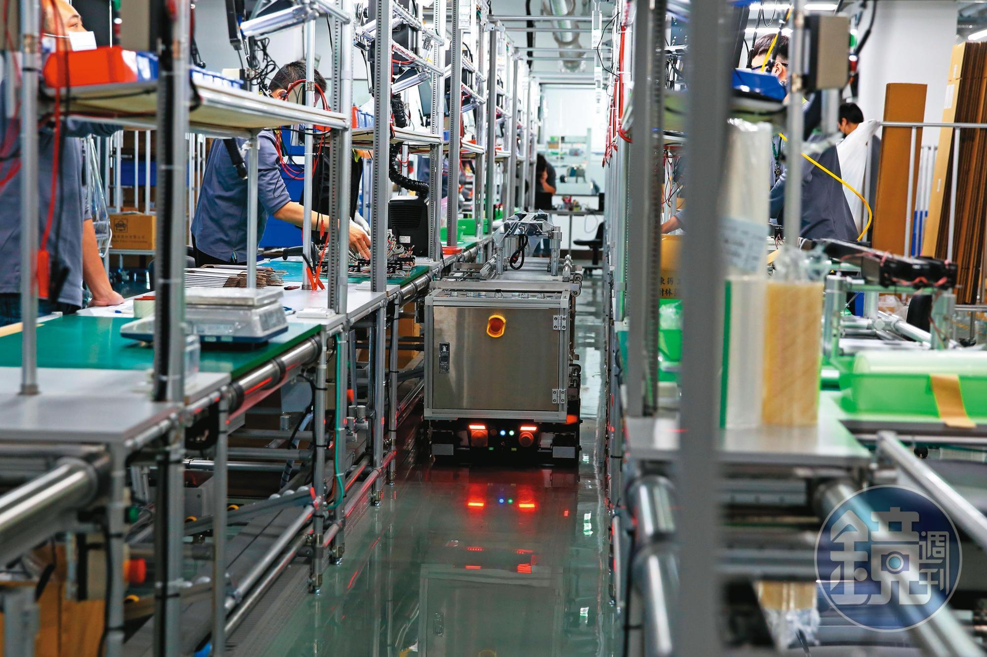 生產線導入鴻海最新機器人設備負責搬運成品，可減少員工長期搬重物造成職業傷害。