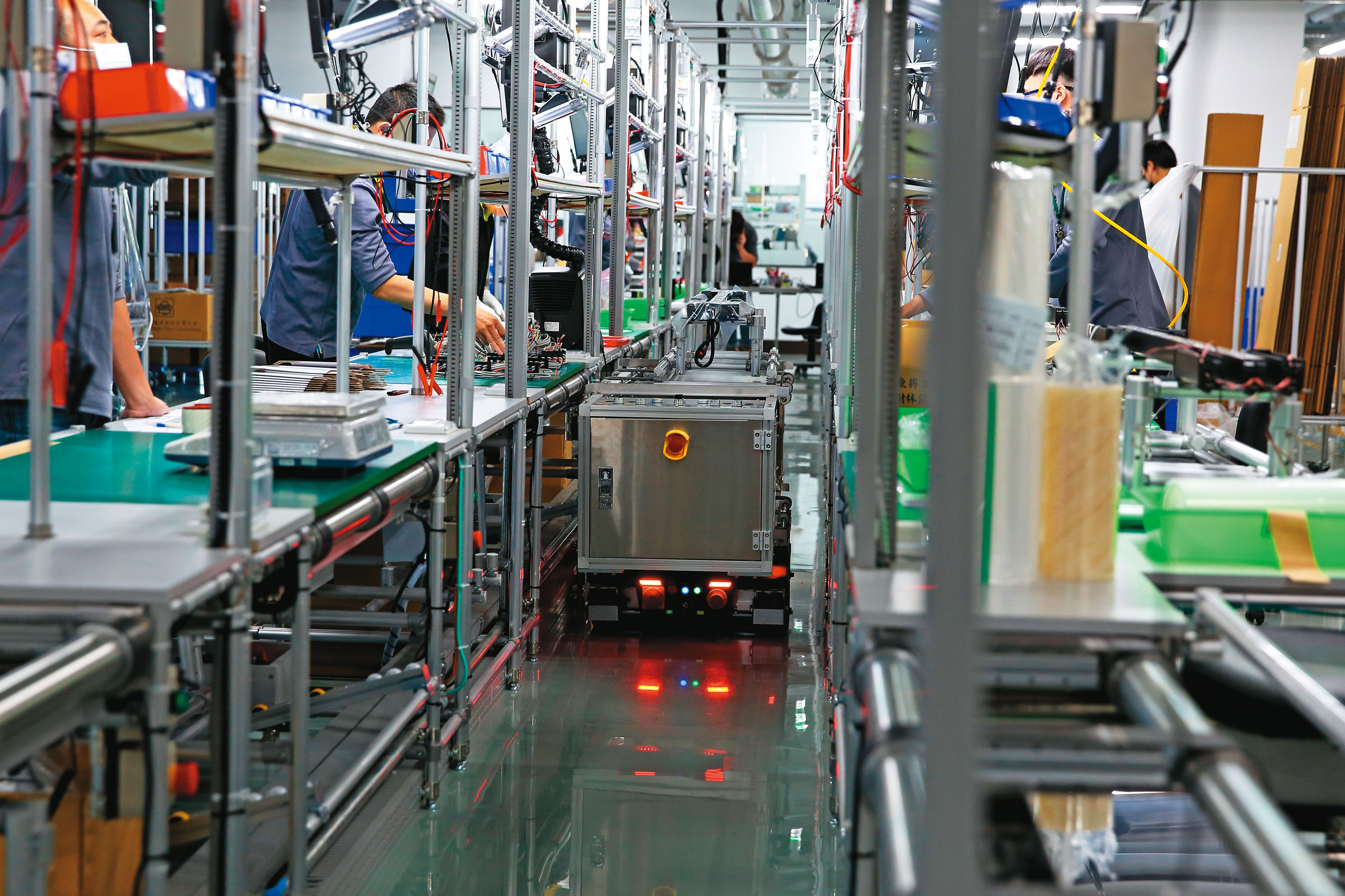 生產線導入鴻海最新機器人設備負責搬運成品，可減少員工長期搬重物造成職業傷害。