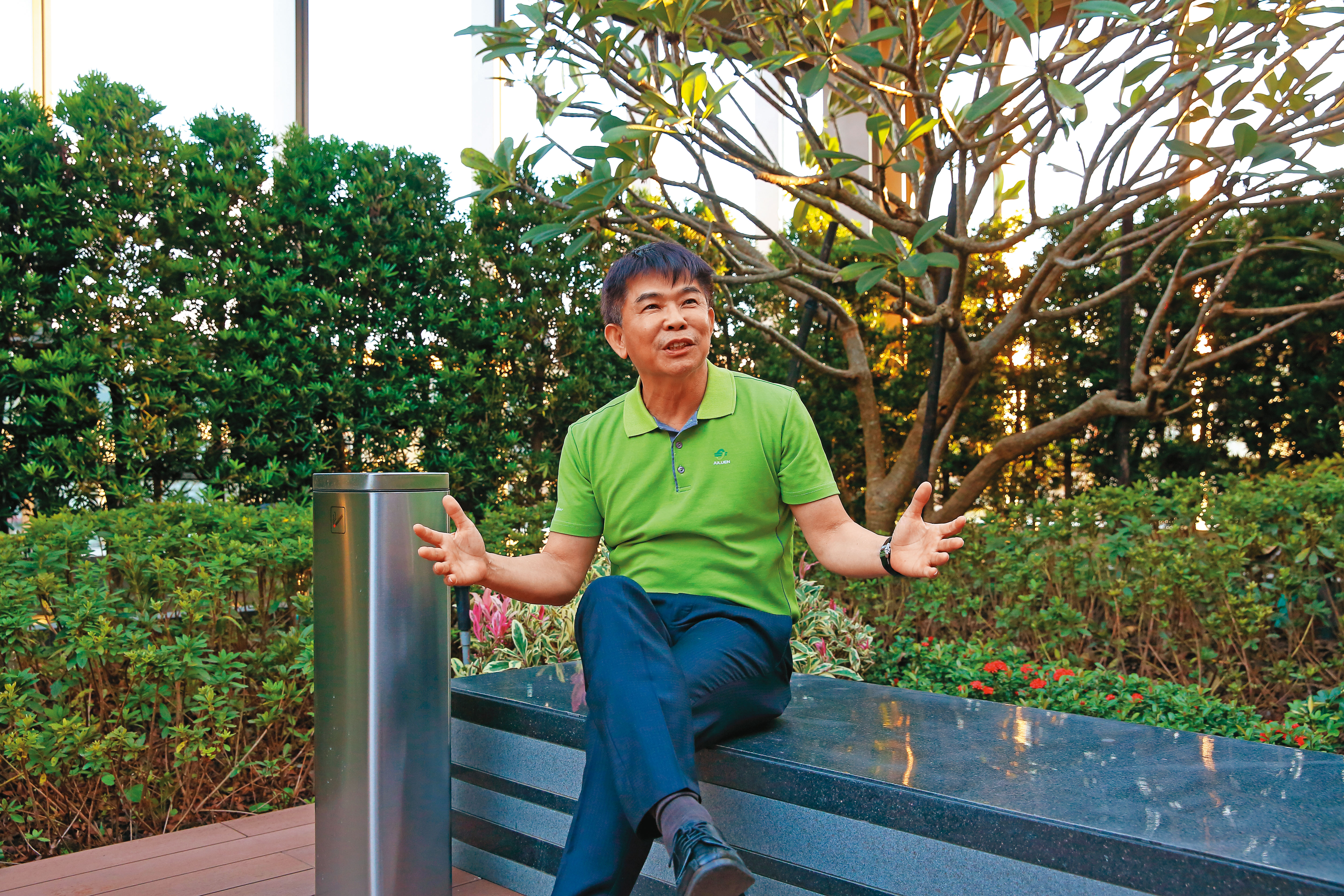 感謝妻子一路以來的支持，陳正忠在公司的空中花園種了一棵太太最愛的雞蛋花。