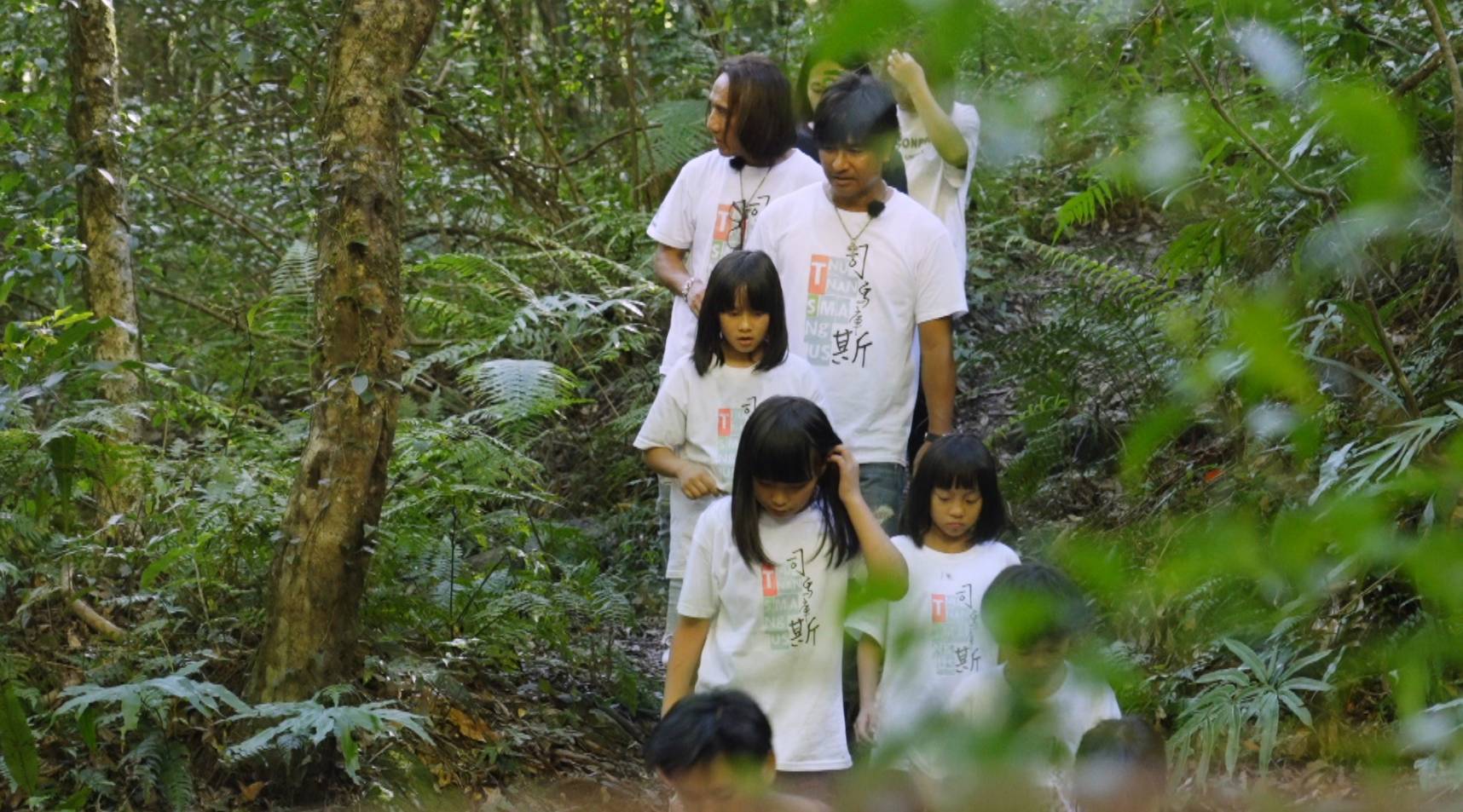 尤秋興、顏志琳前往最深山的小學出外景。（三立提供）