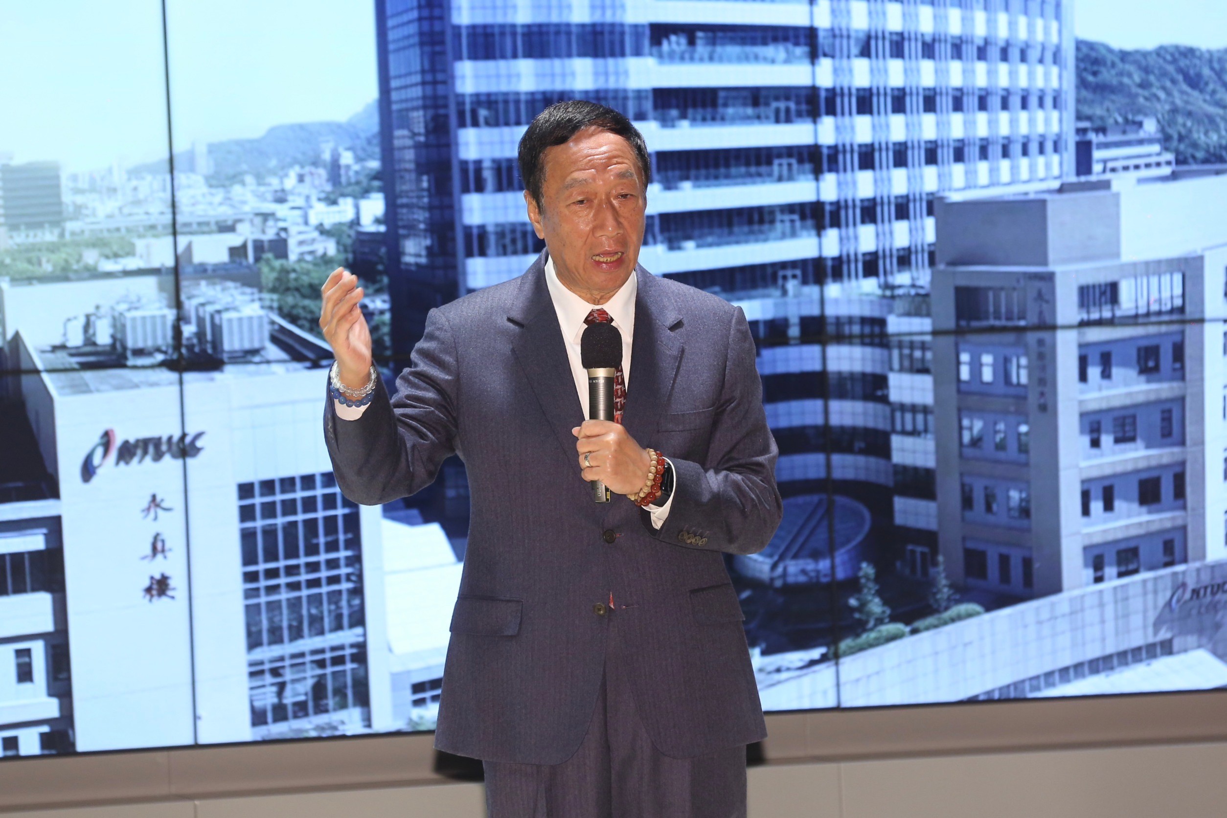 郭台銘為BNT疫苗一事槓上指揮中心。（本刊資料照）