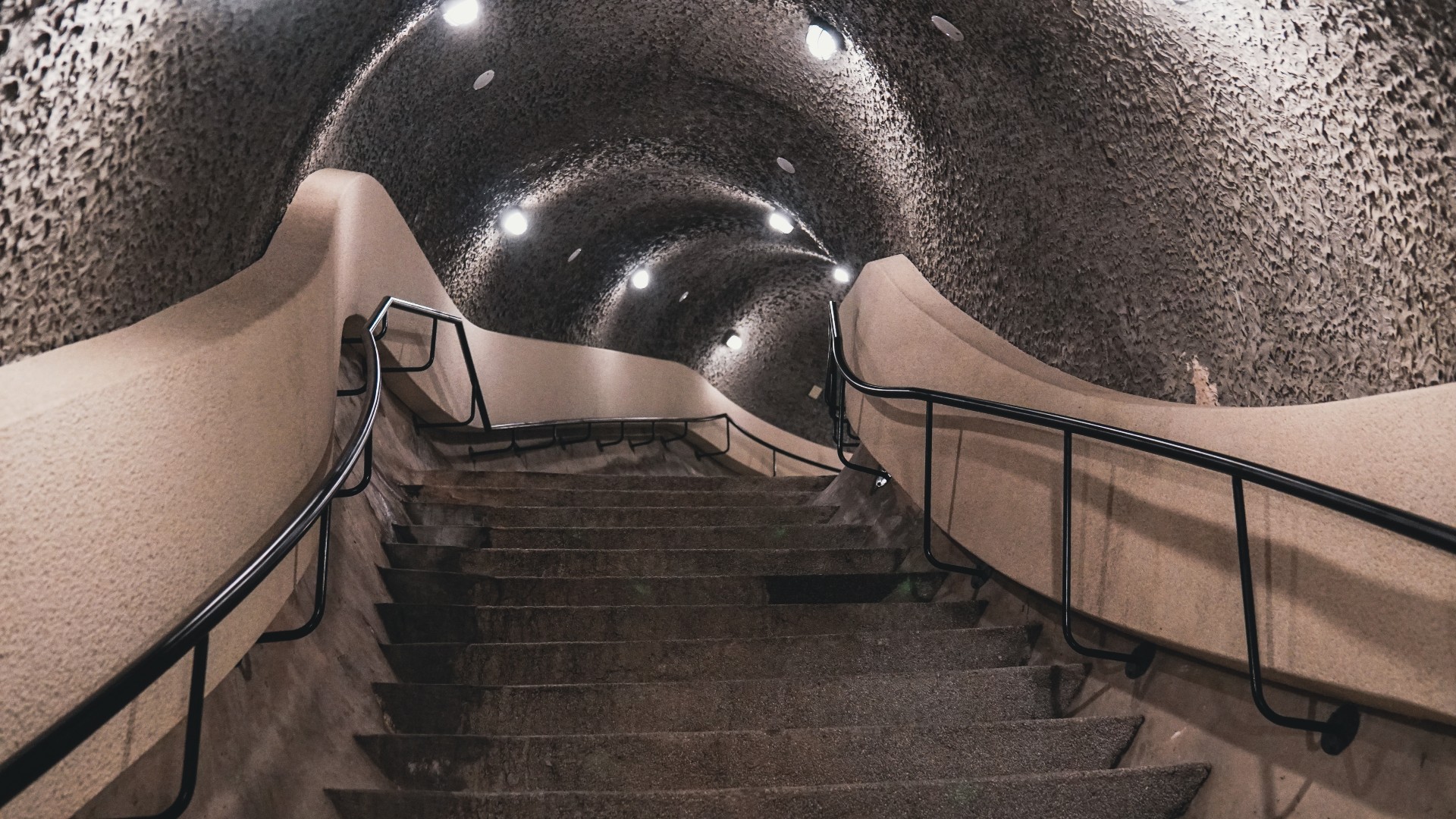 圓山飯店50年來首度開放夜間探訪東密道、祕境花園和孔二故居等行程。（翻攝畫面）