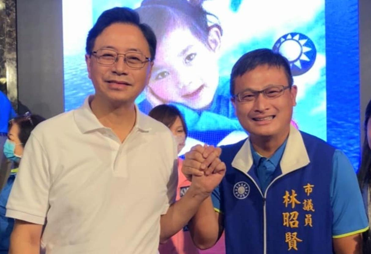 林昭賢(右)競選市議員連任失利,但被張善政(左)延攬進入桃市府擔任客家局長。(翻攝自林昭賢臉書)