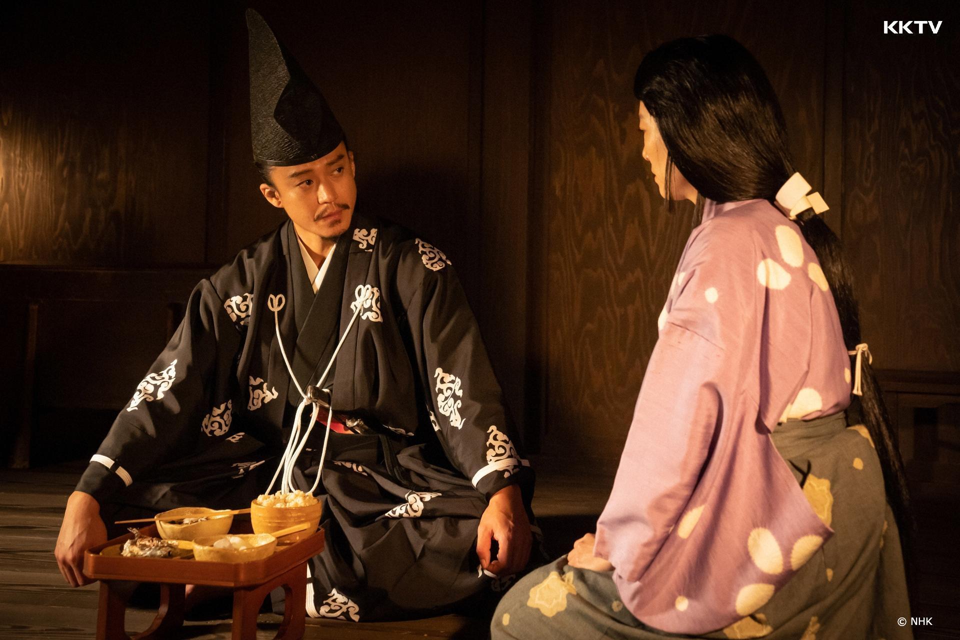 小栗旬(左)主演大河劇《鎌倉殿的13人》最近剛迎接完結篇,該劇48集播出有42次都登上推特世界趨勢冠軍。(KKTV提供)
