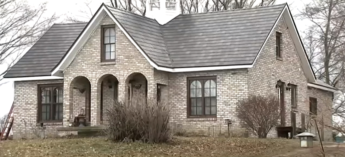 美國一名男子買下食人魔被捕前居住的住宅,驚見屋內四處都是殺人痕跡。(翻攝WNEM TV5 YouTube頻道)