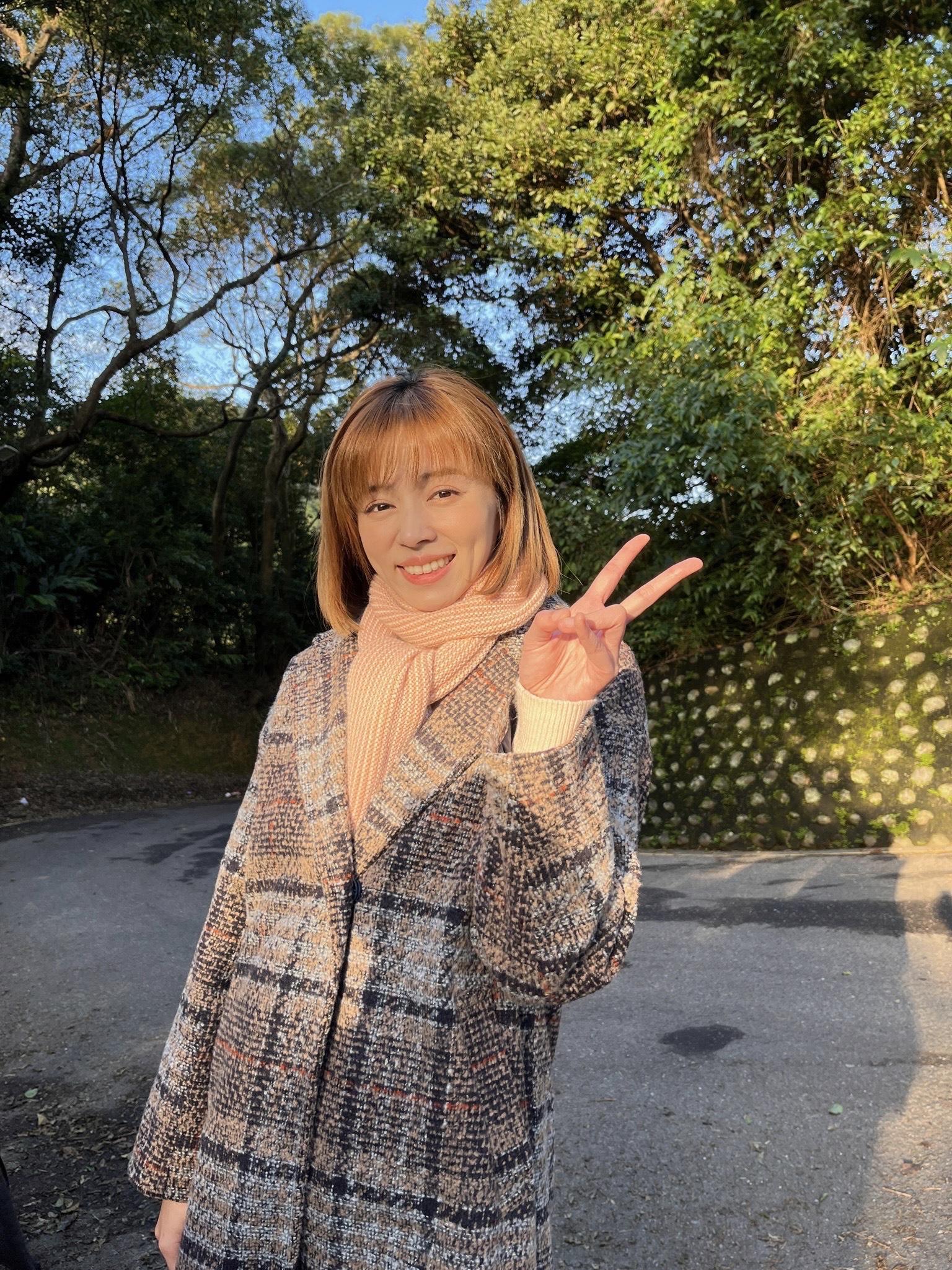王瞳《市井豪門》親自上陣滾山坡，完成任務開心拍照。（民視提供）