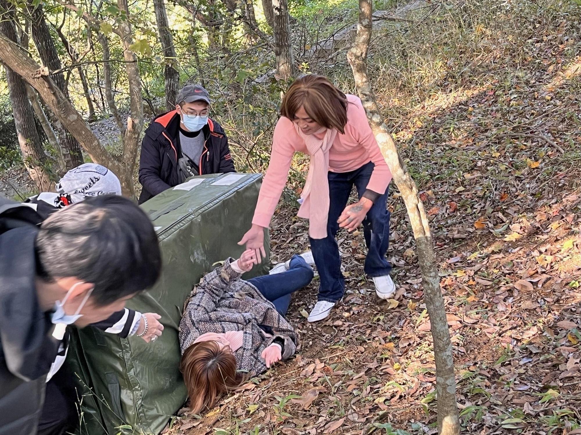 《市井豪門》王瞳滾下山坡重頭戲，親自上陣。（民視提供）