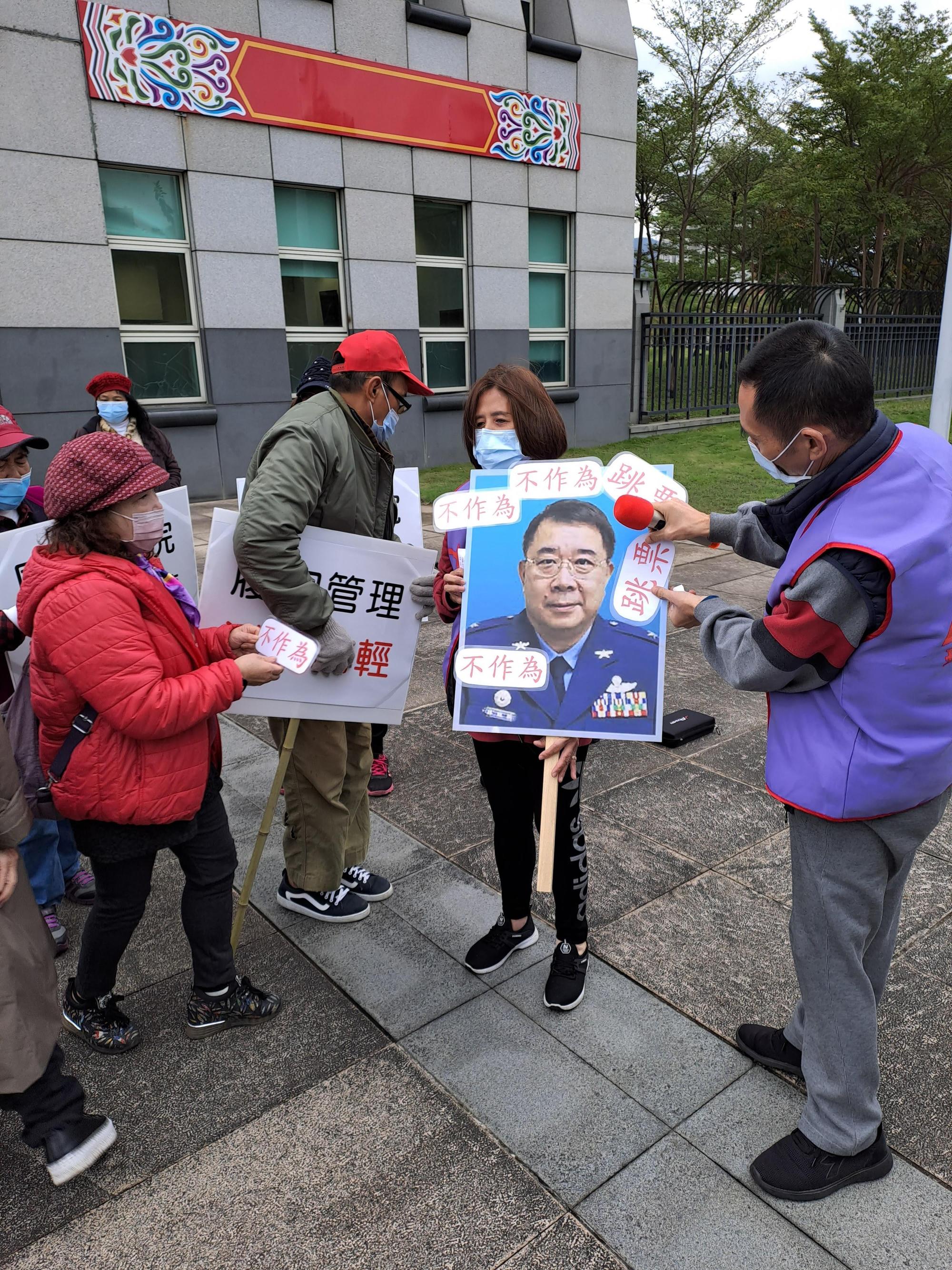 國防部包庇非法廠商，勞權受損勞工只能在軍方長官肖像上做文章。（臺灣勞動派遣產業工會提供）