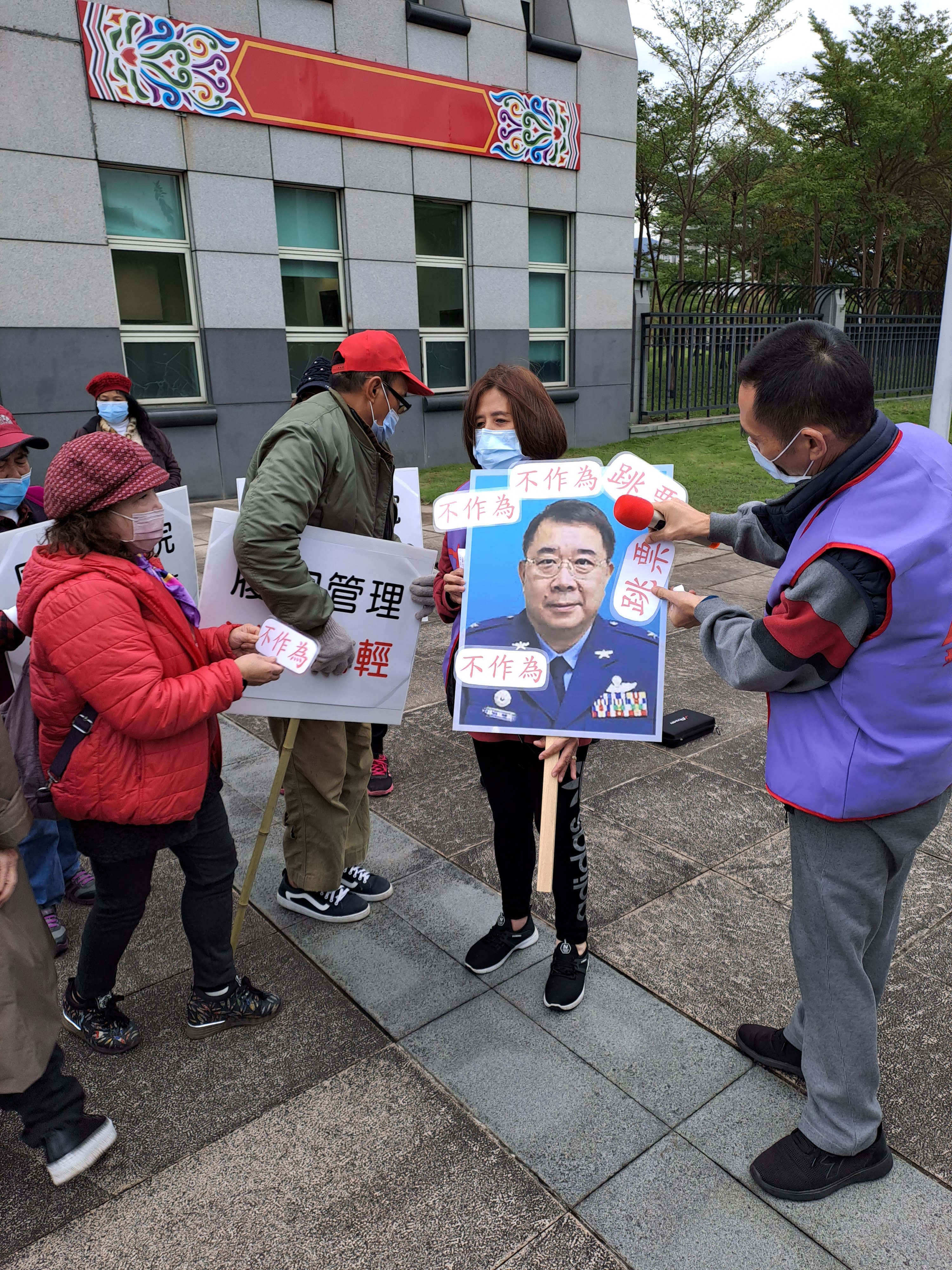 國防部包庇非法廠商，勞權受損勞工只能在軍方長官肖像上做文章。（臺灣勞動派遣產業工會提供）