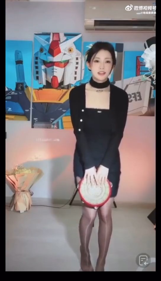 正妹的姿勢詭異，引發網友猜測。（翻自微博）