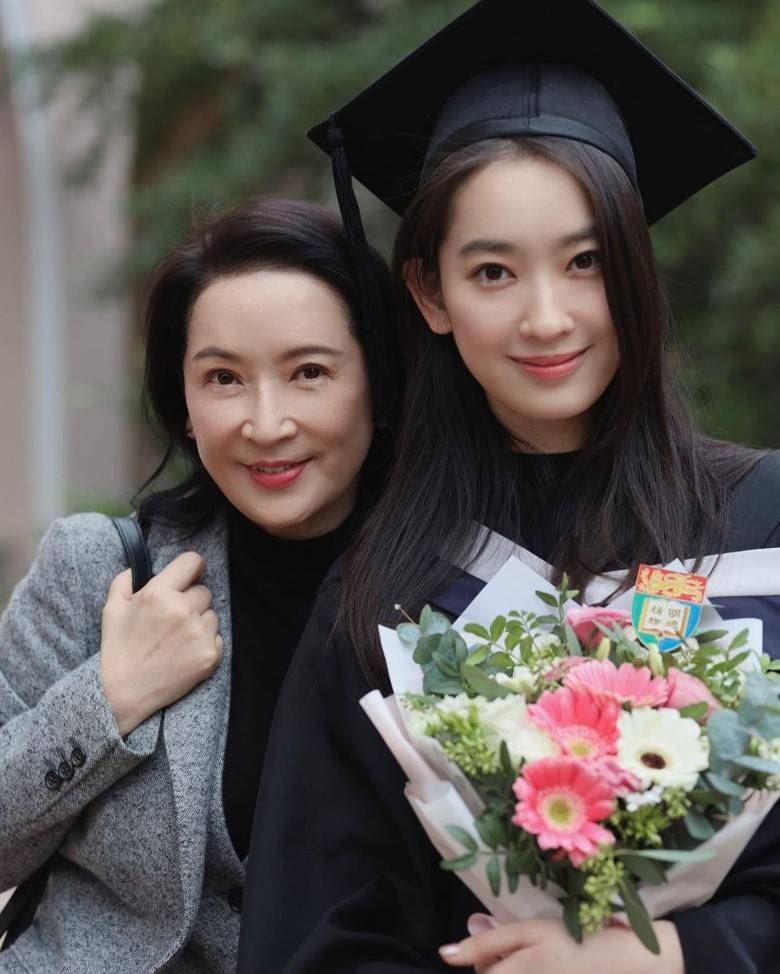 林愷鈴貼出與媽媽龔慈恩合照。(翻攝自林愷鈴IG)