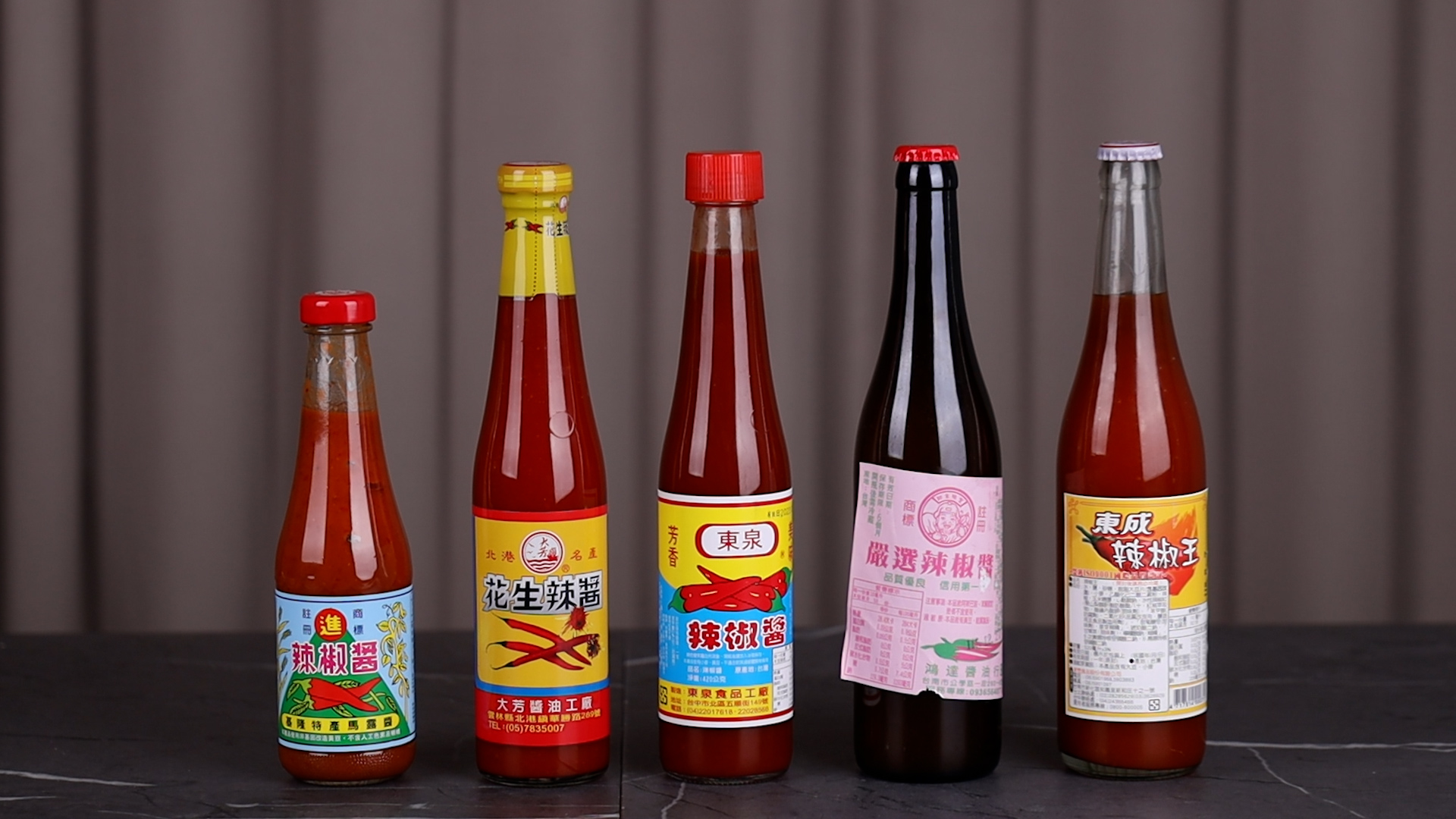鏡食旅的記者精選北中南5款小吃店最愛用辣椒醬，實測到底哪一款最能打通關。